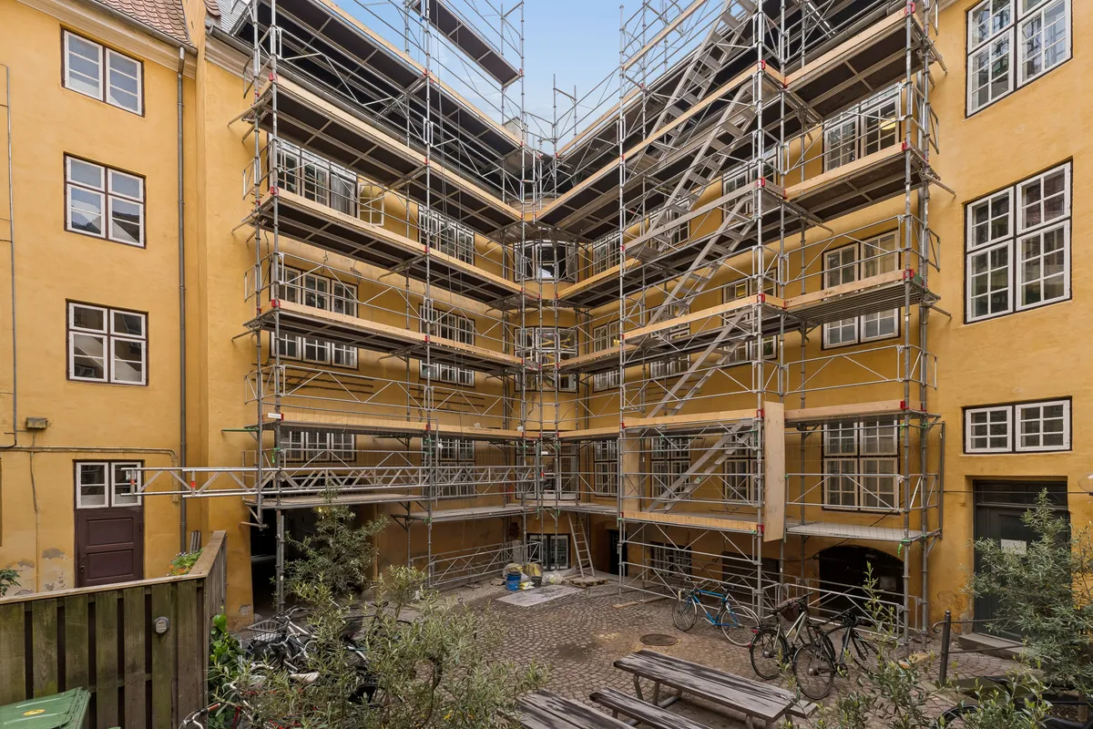 Under renovering af kontoret på Snaregade 10A i København K er der ophængt mange stålstel og bjælker for at sikre sikkerhed