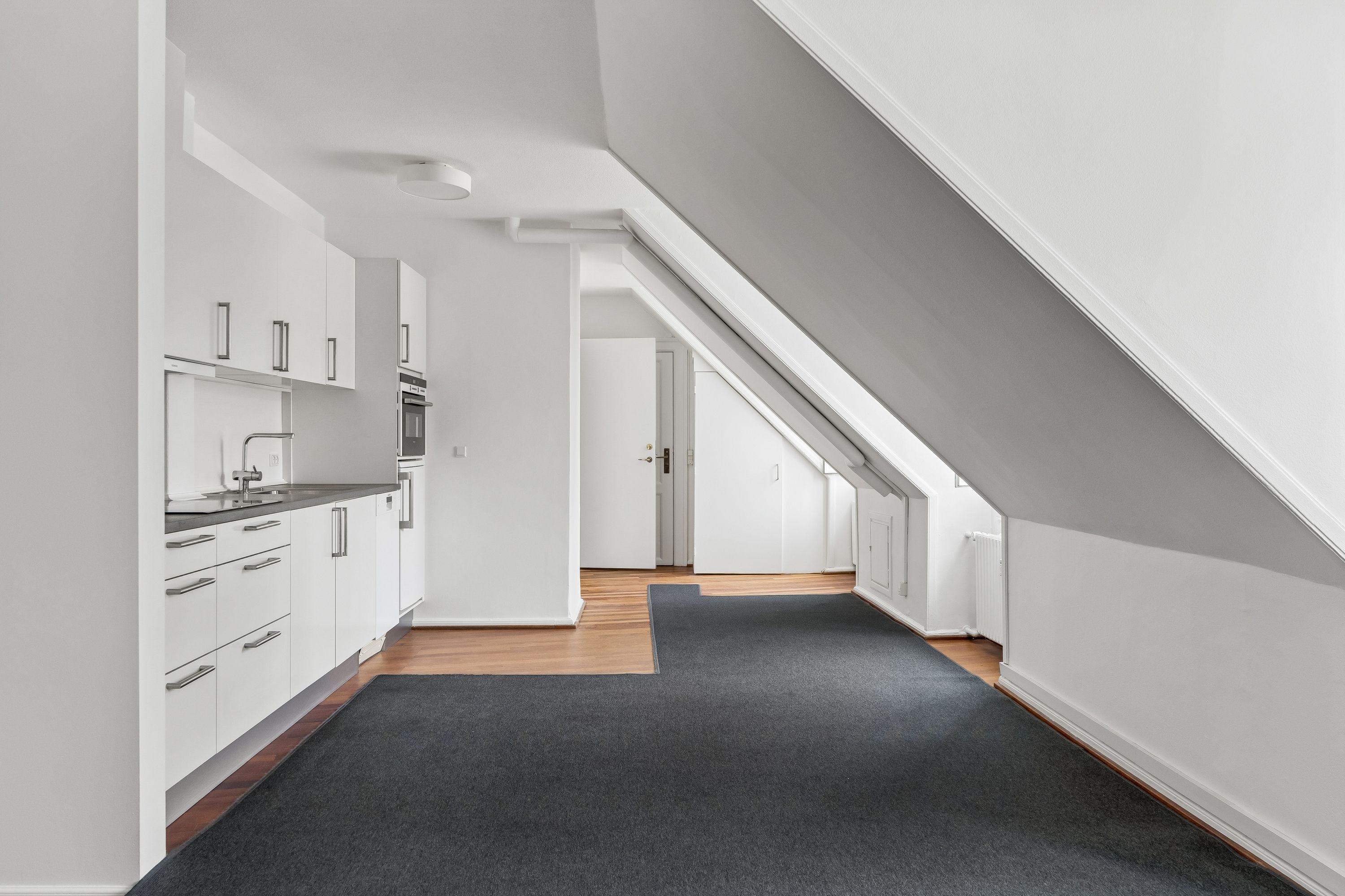 Kontor til leje på Snaregade 10A med hvide vægge, lyse lofter, lysegul gulvbelægning, møbler og moderne køkken med hvide kabinet og komfur