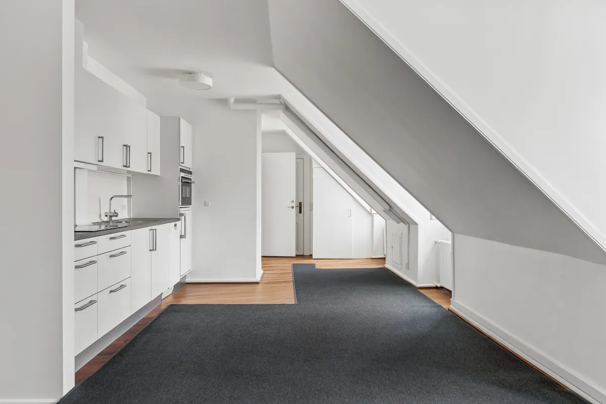 Kontor til leje på Snaregade 10A med hvide vægge, lyse lofter, lysegul gulvbelægning, møbler og moderne køkken med hvide kabinet og komfur