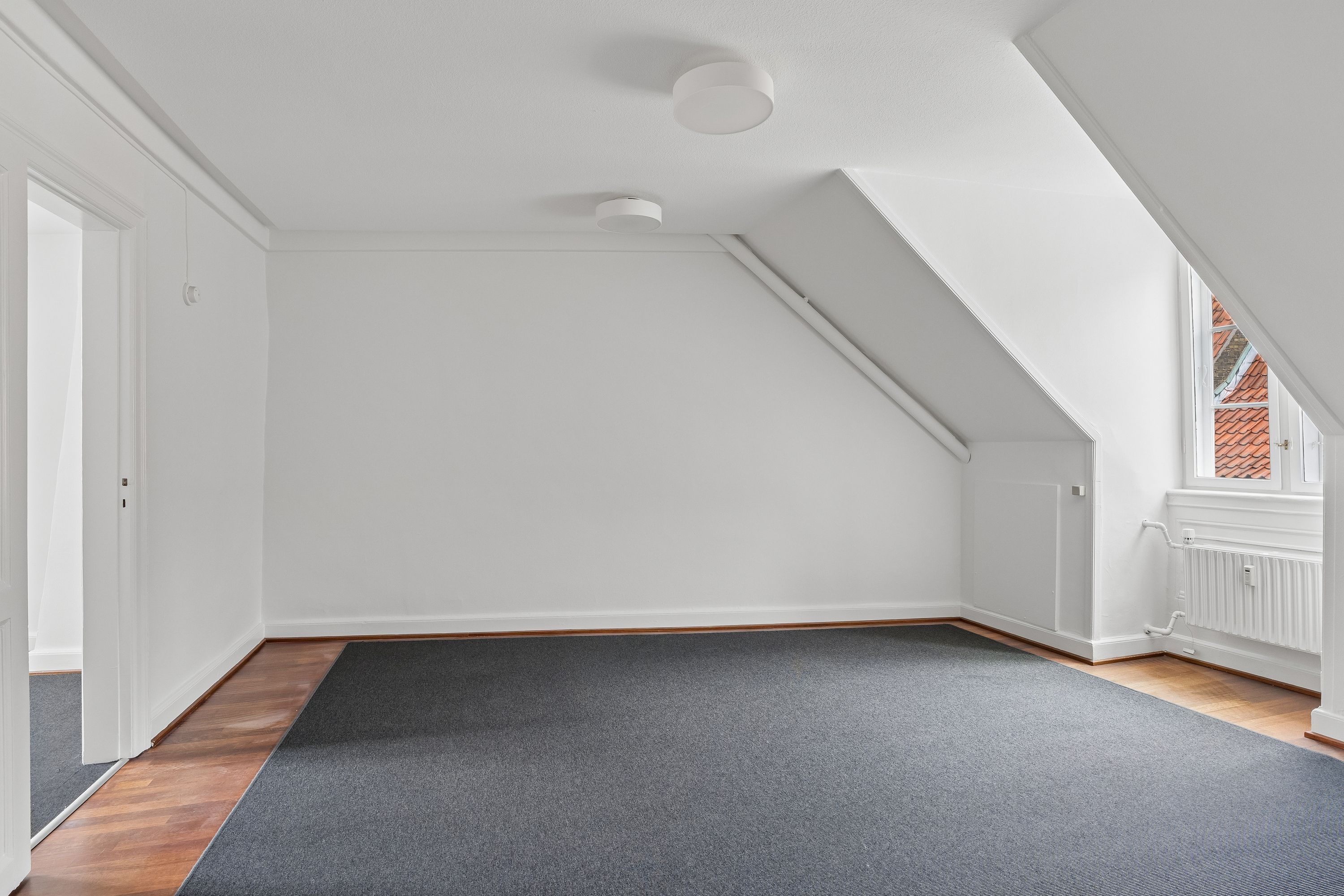 Kontor til leje på Snaregade 10A med åbent køkken, højloftede værelser og moderne interiørdesign. Perfekt til små virksomheder med ønske om høj kvalitet og komfort