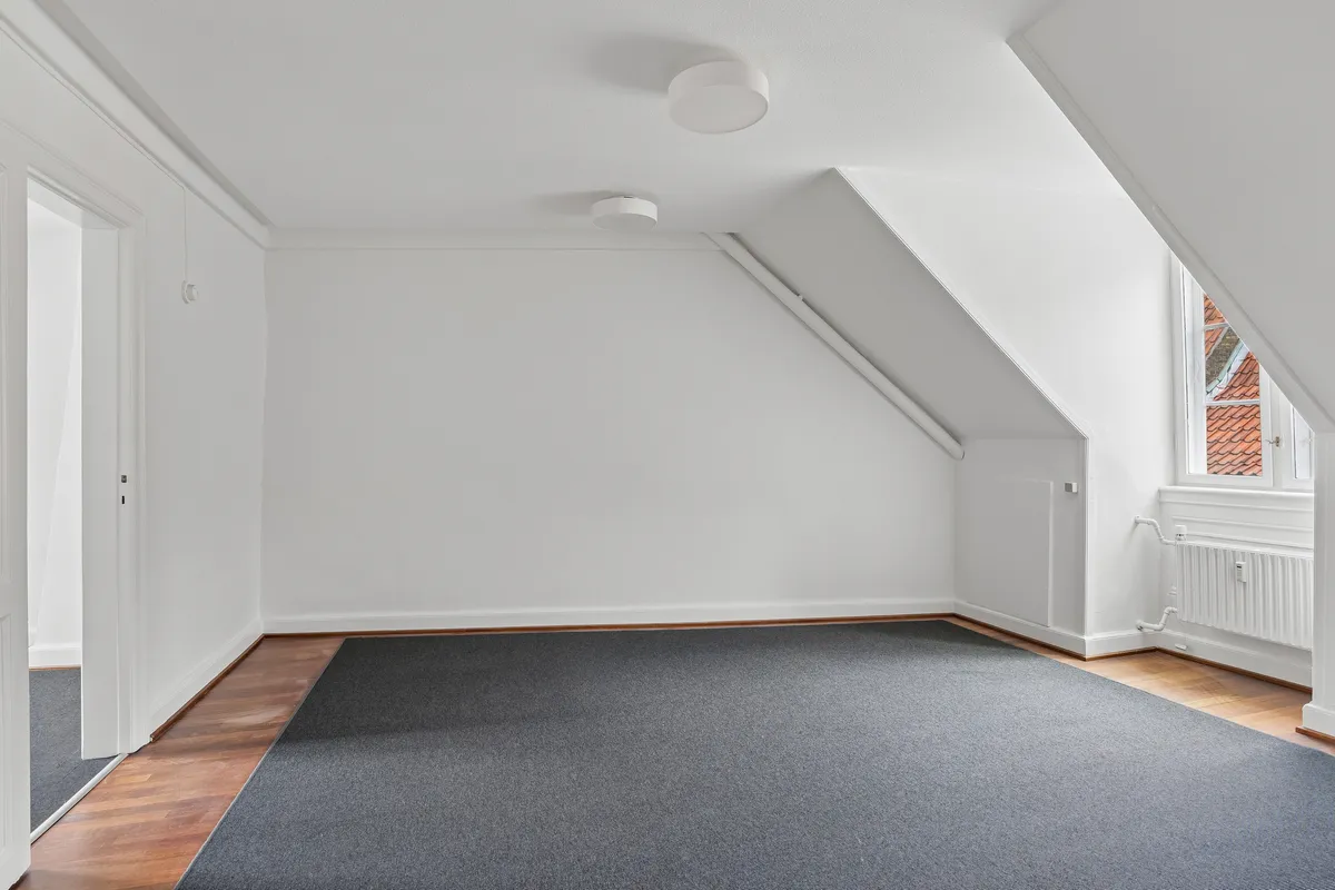 Kontor til leje på Snaregade 10A med åbent køkken, højloftede værelser og moderne interiørdesign. Perfekt til små virksomheder med ønske om høj kvalitet og komfort