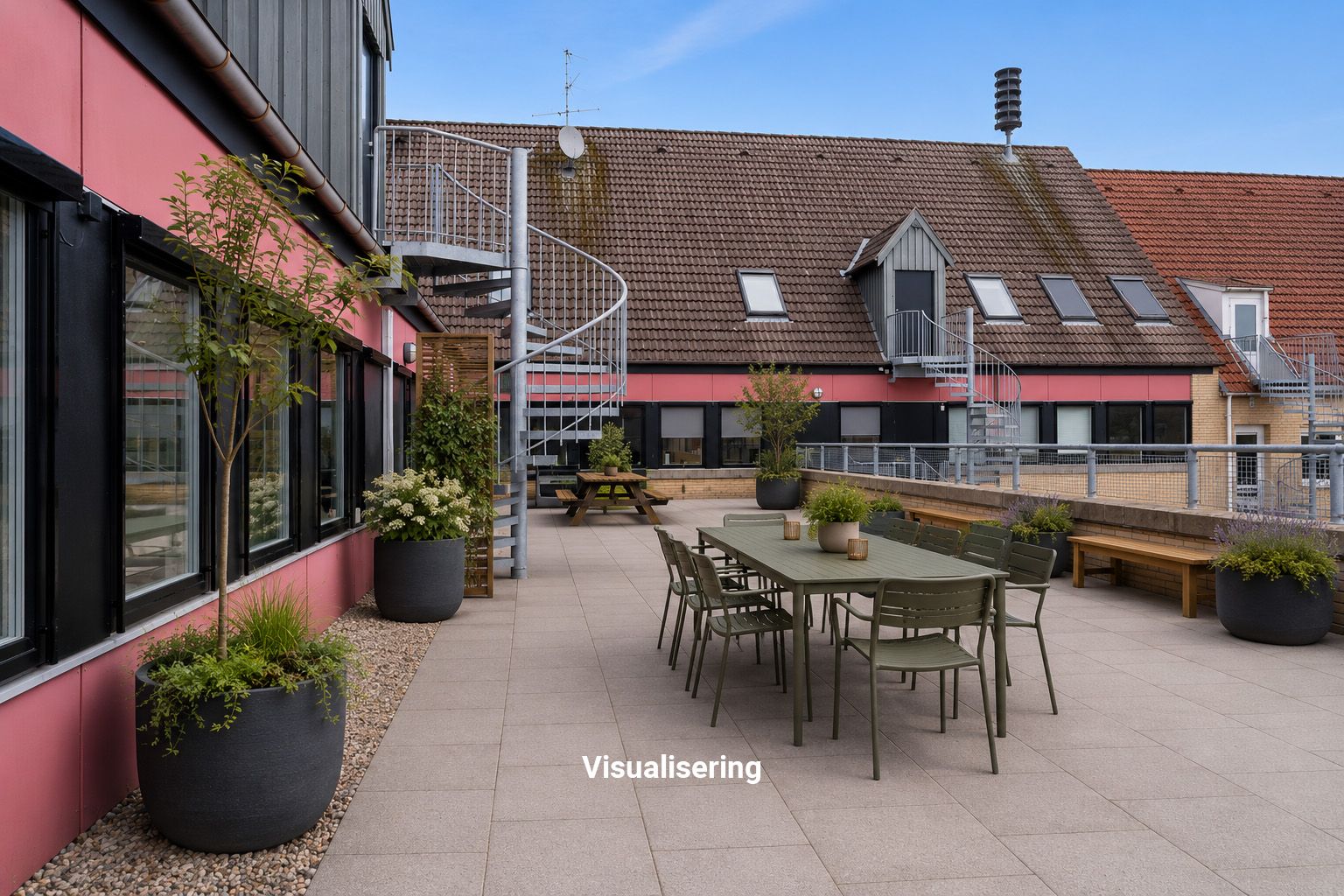 Terrasse med spiseplads og udendørs møbler i Allerød Bymidte, sammen med grønne planter og skur.