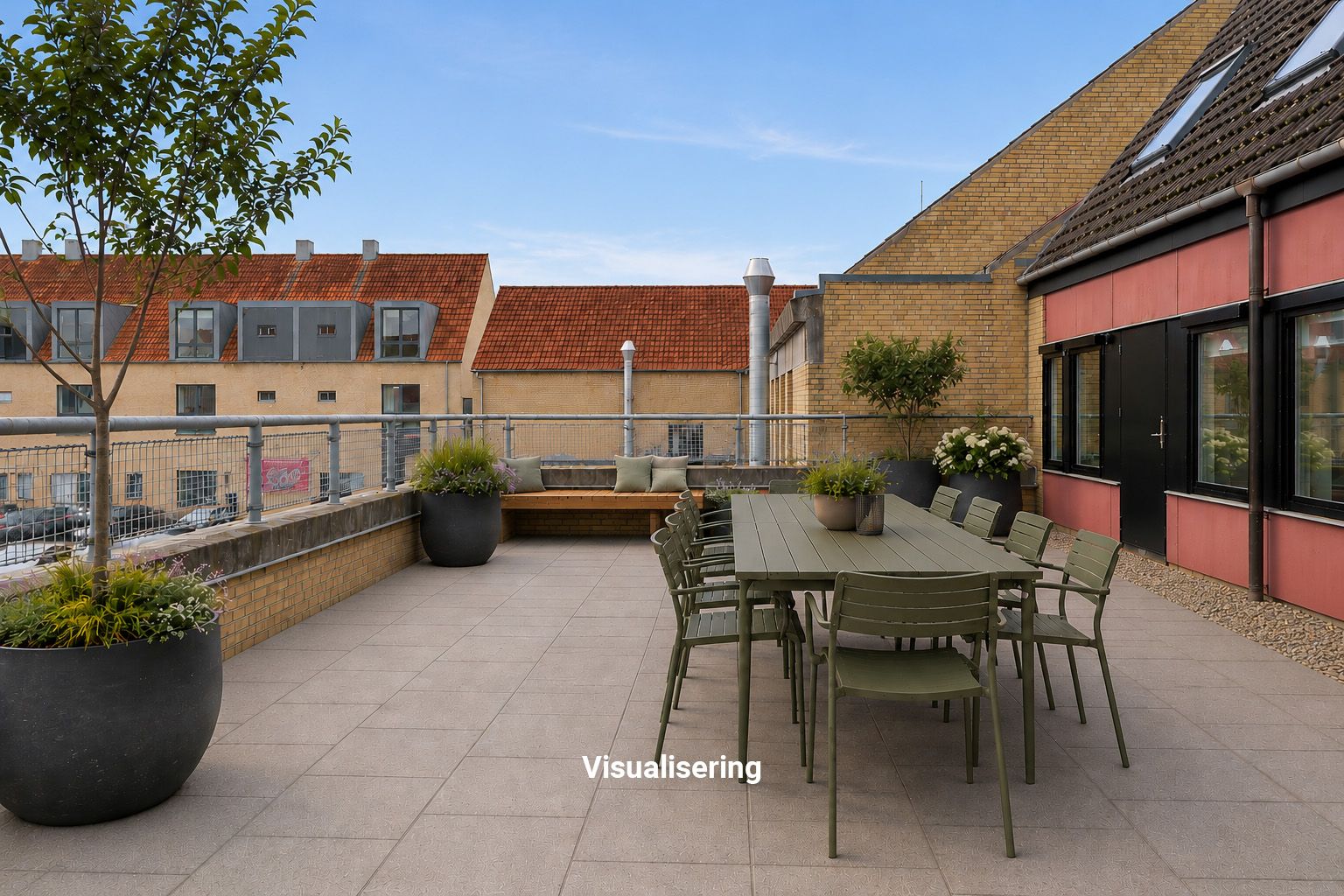 Terrasse med bord og stole, sofa, plantepotte, gulvfliser, træer og bygninger med røde tag og vinduerne i Allerød