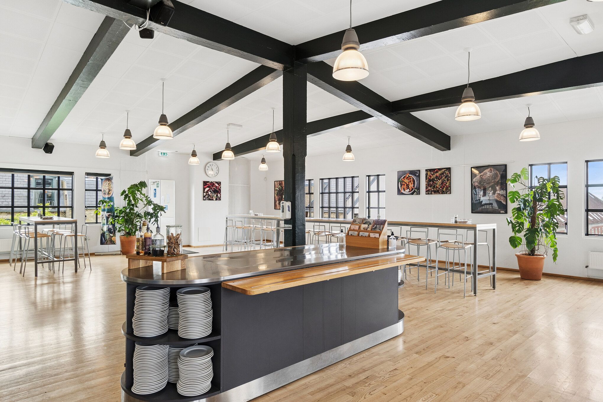 Lejlighed med moderne design og høj kvalitet i Sadolin-ejendommen. Fælles kantine og tagterrasse, lyse lofter, trægulv og moderne møbler.