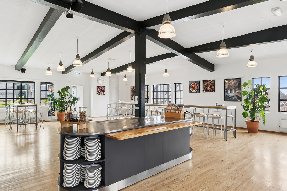Lejlighed med moderne design og høj kvalitet i Sadolin-ejendommen. Fælles kantine og tagterrasse, lyse lofter, trægulv og moderne møbler.