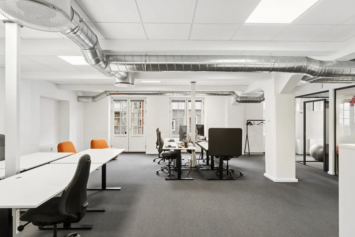 Kontor med moderne møbler, lyse lofter og store vinduer med udsigt til gaden og terrassen. Værelser med ventilationsrør og højt gulv, tæt ved kontorfællesskaber og fælles faciliteter.