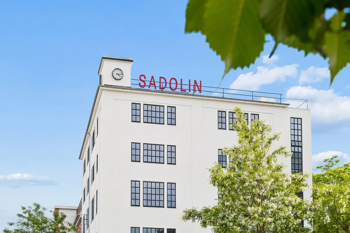 Kontor med ventilation i ældre Sadolin-bygning med fælles kantine og tagterrasse på Holmbladsgade i København S