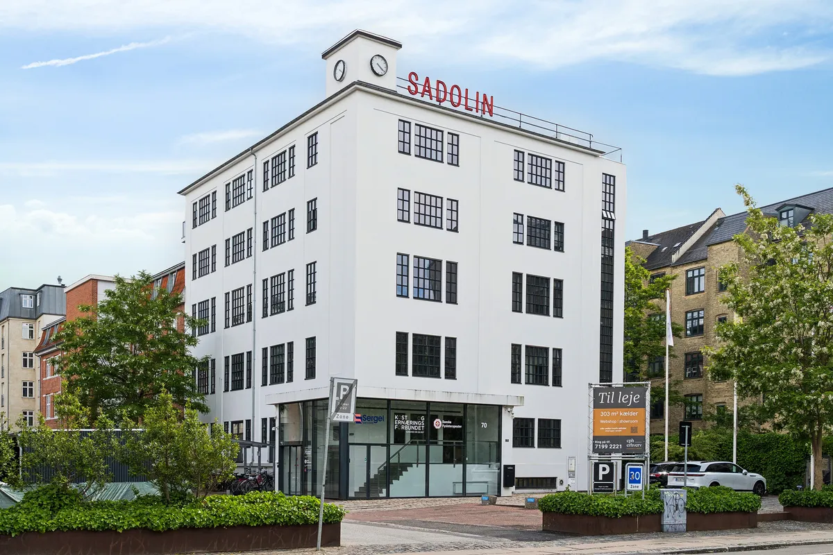 Kontorlokationer i den karakteristiske Sadolin-ejendom, Holmbladsgade 70, st. i København S med moderne flerbrugslokaler, ventilation, adgang til fælles kantine og terrasse samt parkeringsmuligheder for medarbejdere