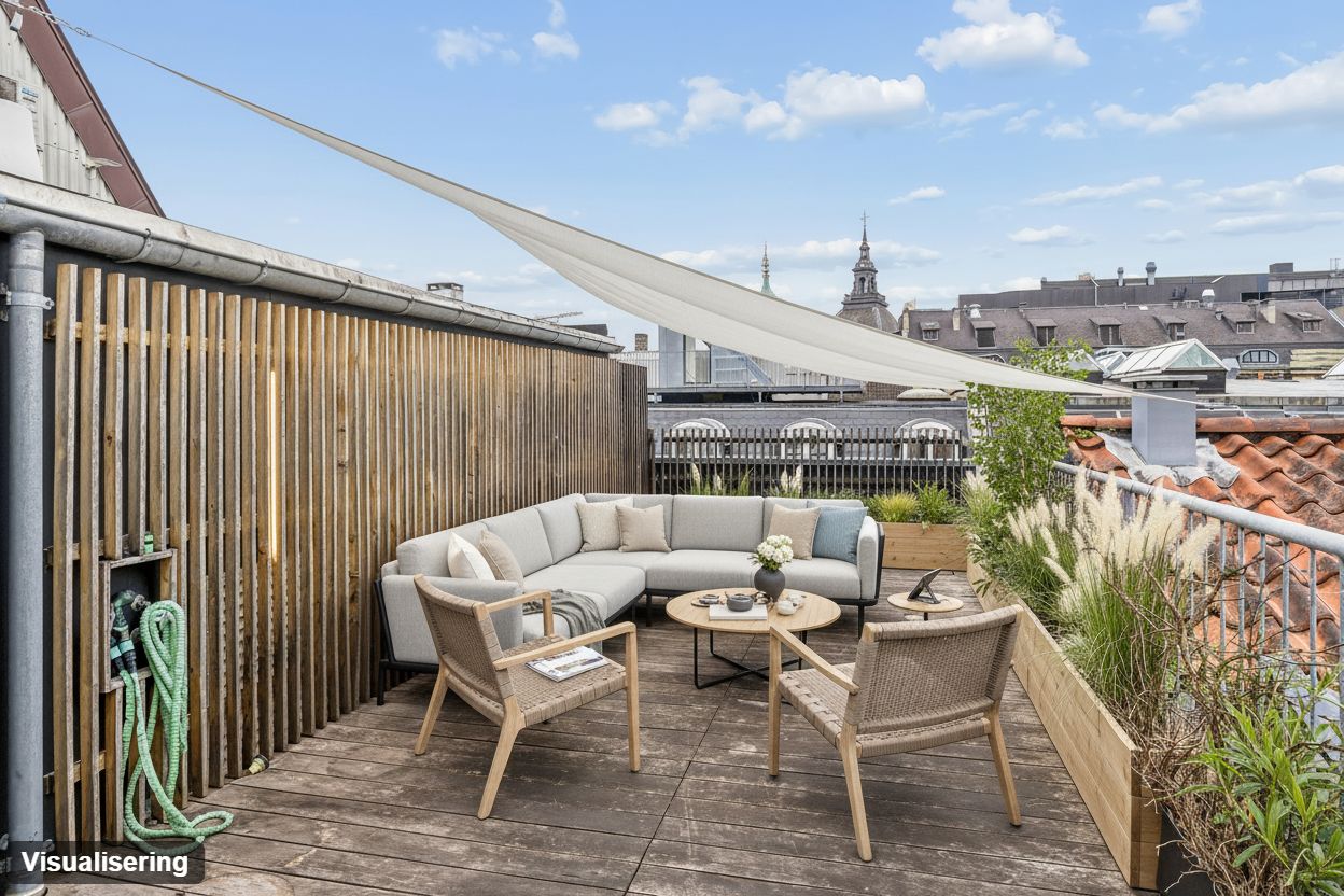 Lej kontorlokaler med terrasse på Østergade i København. Terrassen har solbrede, møbler og planter, der giver et fredfyldt sted til at slappe af