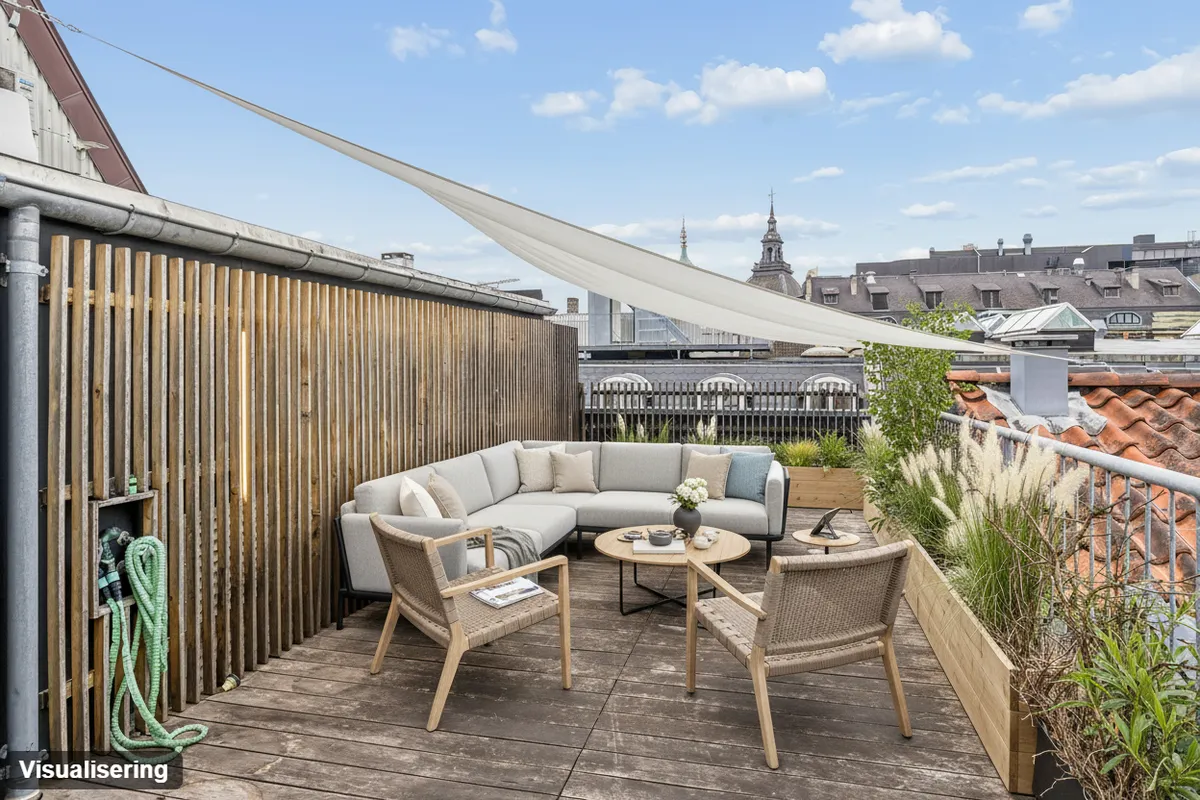 Lej kontorlokaler med terrasse på Østergade i København. Terrassen har solbrede, møbler og planter, der giver et fredfyldt sted til at slappe af