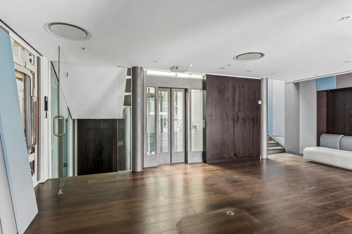 Moderne kontor med glasdør, elevator og højloft, trægulv og hvidt loft, tomt til at leje i Østergade 10, 1100 København K