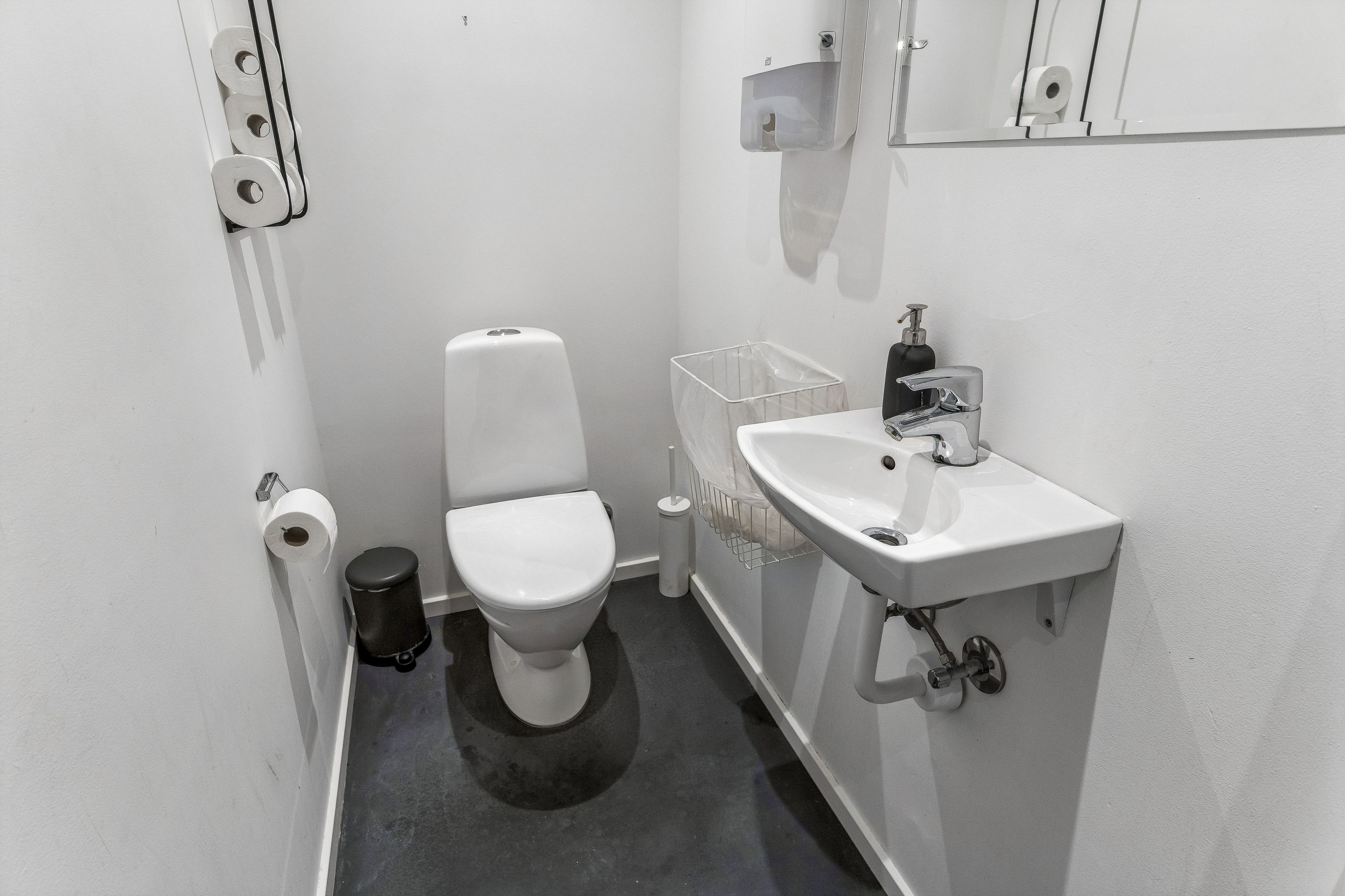 Lejlighedsbadeværelse med toilet, håndvask og håndsæbe, toiletpapir og støjle. Sådanne detaljer kan ses på Østergade 10, 1100 København K. Lejligheden overtages nyistandsat og er kun 50 meter fra Kgs. Nytorv Metro.
