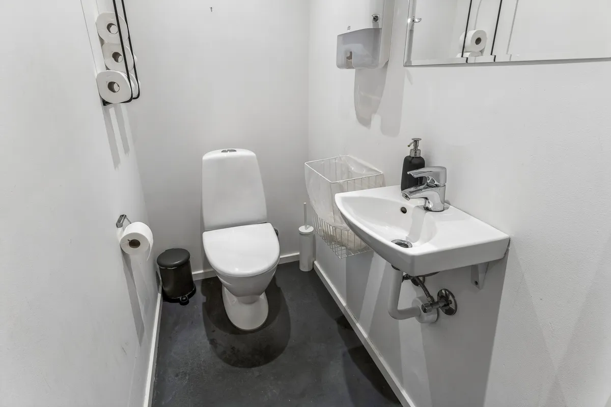 Lejlighedsbadeværelse med toilet, håndvask og håndsæbe, toiletpapir og støjle. Sådanne detaljer kan ses på Østergade 10, 1100 København K. Lejligheden overtages nyistandsat og er kun 50 meter fra Kgs. Nytorv Metro.