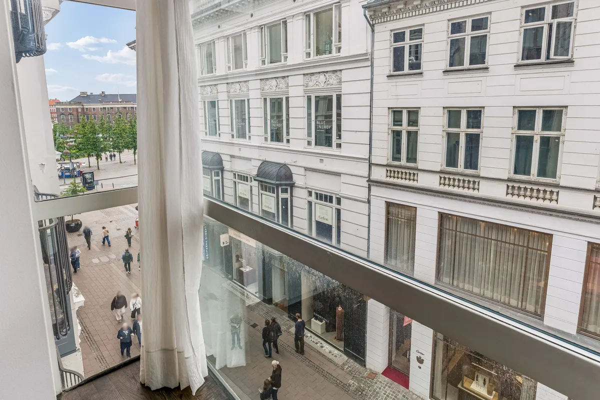 Kontor til leje med udsigt over gågaden med folk og butikker og smukt glas på Østergade i København