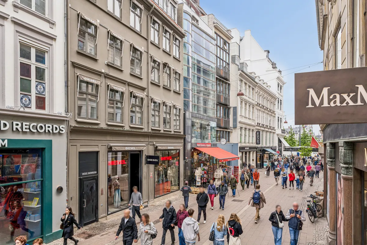 Folk er på en gågade med butikker som Max, Diesel, Diesel Showroom og Guinness Records