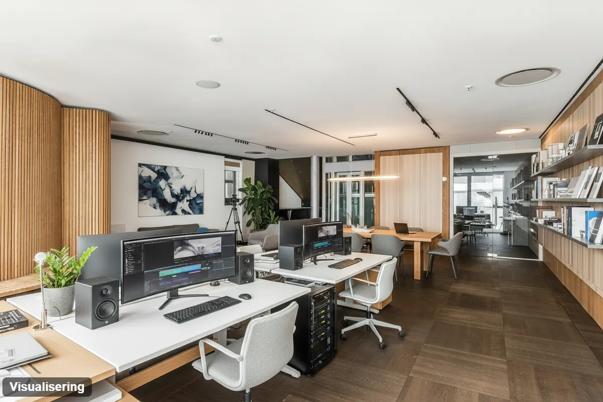 Kontor med lyse lofter og træpaneler på væggene. Moderne skriveborde med flere skærme og teknologi. Højklasset gulvbelægning og funktionelle møbler. Planter og kunstværker for at skabe et inspirerende arbejdsmiljø