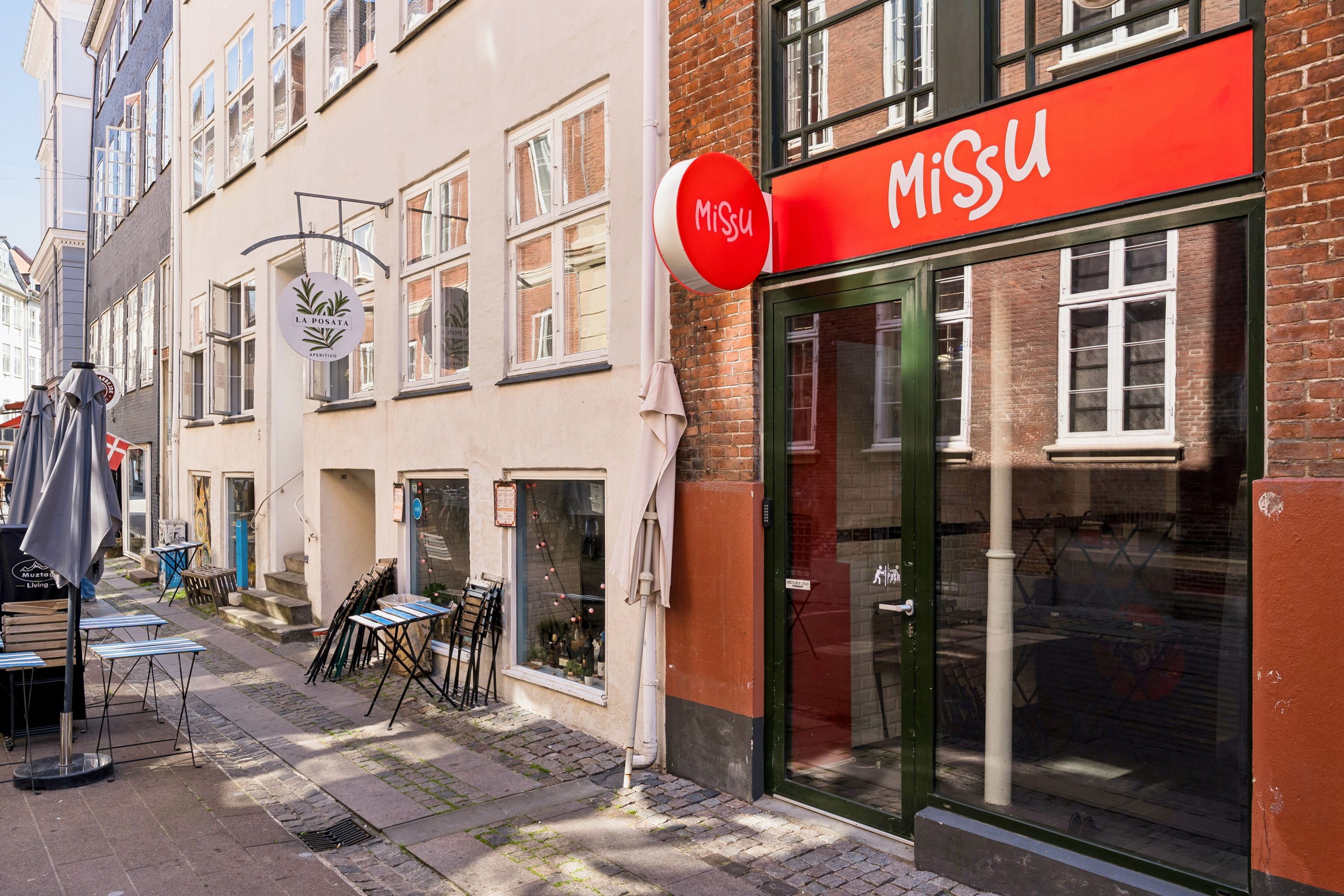 Bryggerens Hus er ejendommen på Valkendorfsgade 7A i København. Misu restaurant og café med terrasse på forsiden og et spisestuebord med bord og stole indenfor