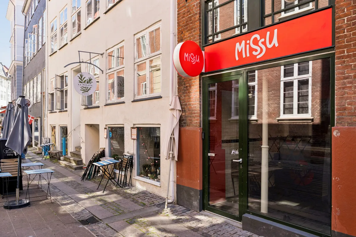 Bryggerens Hus er ejendommen på Valkendorfsgade 7A i København. Misu restaurant og café med terrasse på forsiden og et spisestuebord med bord og stole indenfor