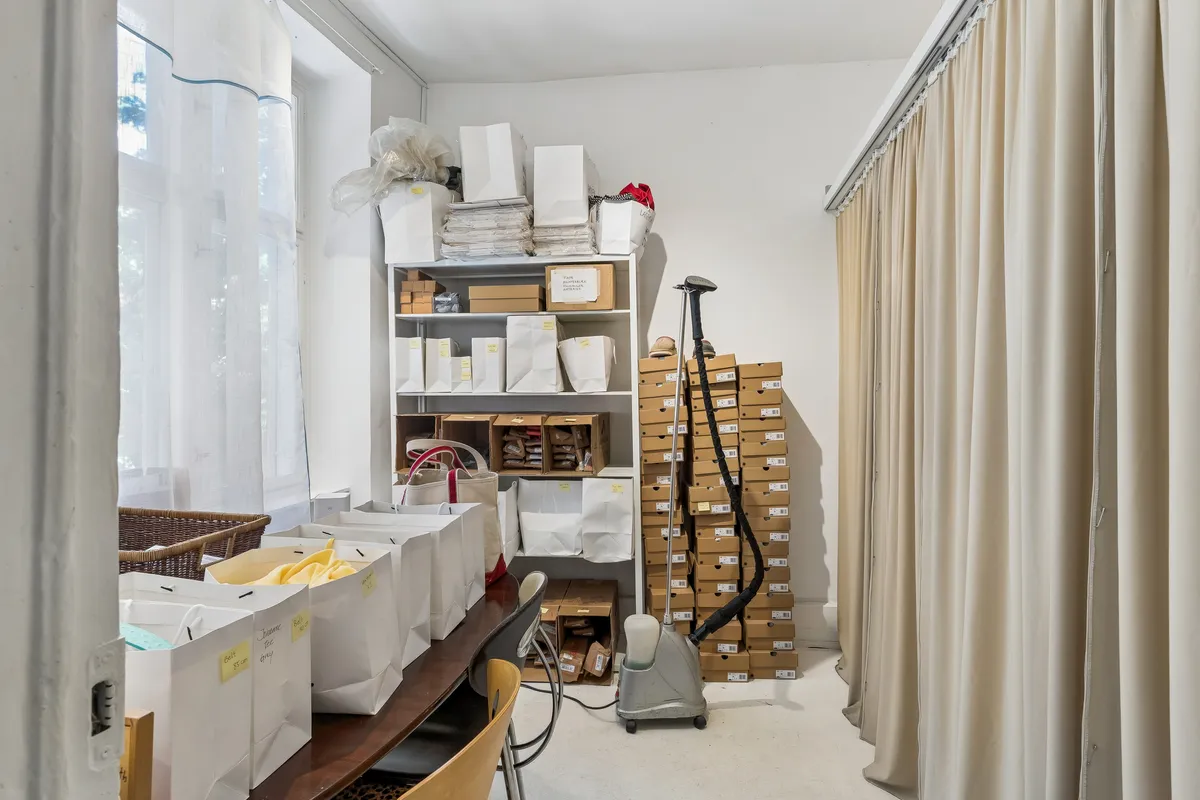 Tidligere butikslokaler til leje med højt til loftet og indretning til egen design.