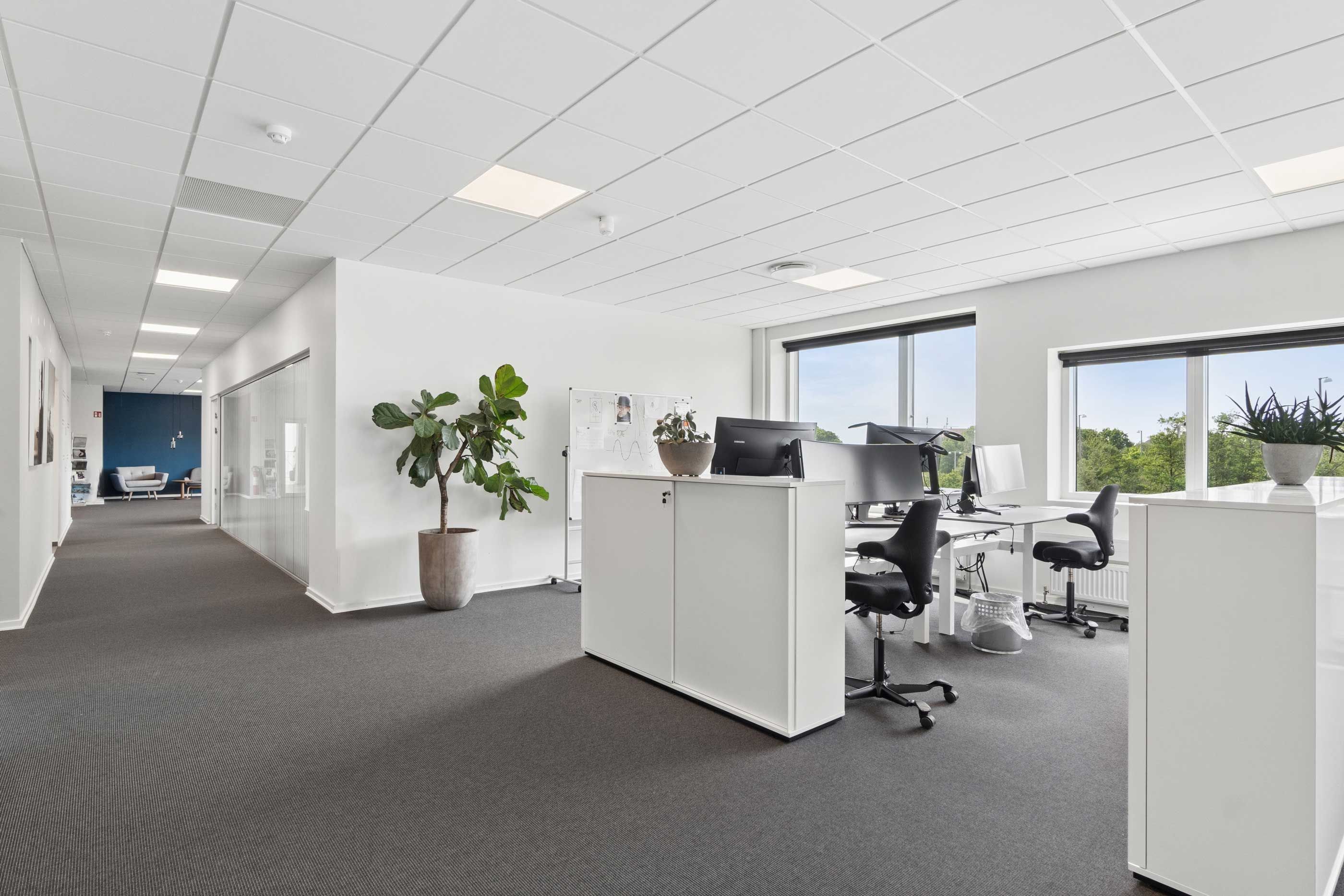 Moderne kontorlejemål med højloft, klimaanlæg, køl- og ventilation, hvide vægge og loft, store vinduer, kantiner, mødecenter og bemandet reception