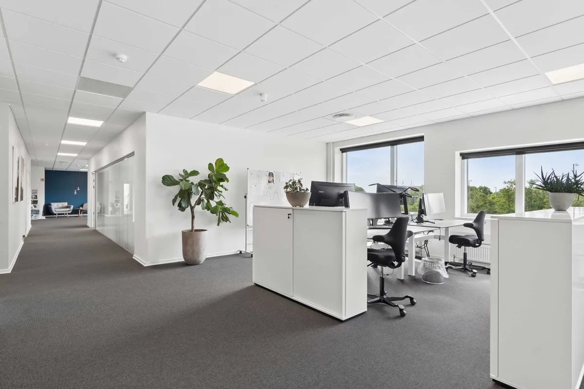 Moderne kontorlejemål med højloft, klimaanlæg, køl- og ventilation, hvide vægge og loft, store vinduer, kantiner, mødecenter og bemandet reception
