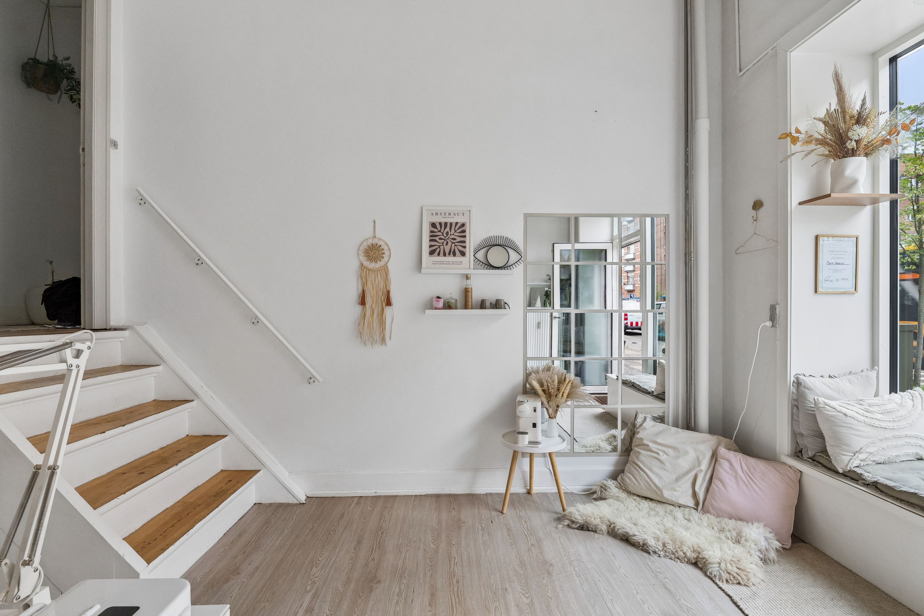 Nyrenoveret erhvervslokal med højloft, højkvalitets gulv og hvid interiør. Et lyse, moderne lokale med fuld glasdøre, hyggeligt vindue og minimalistisk udstyr.