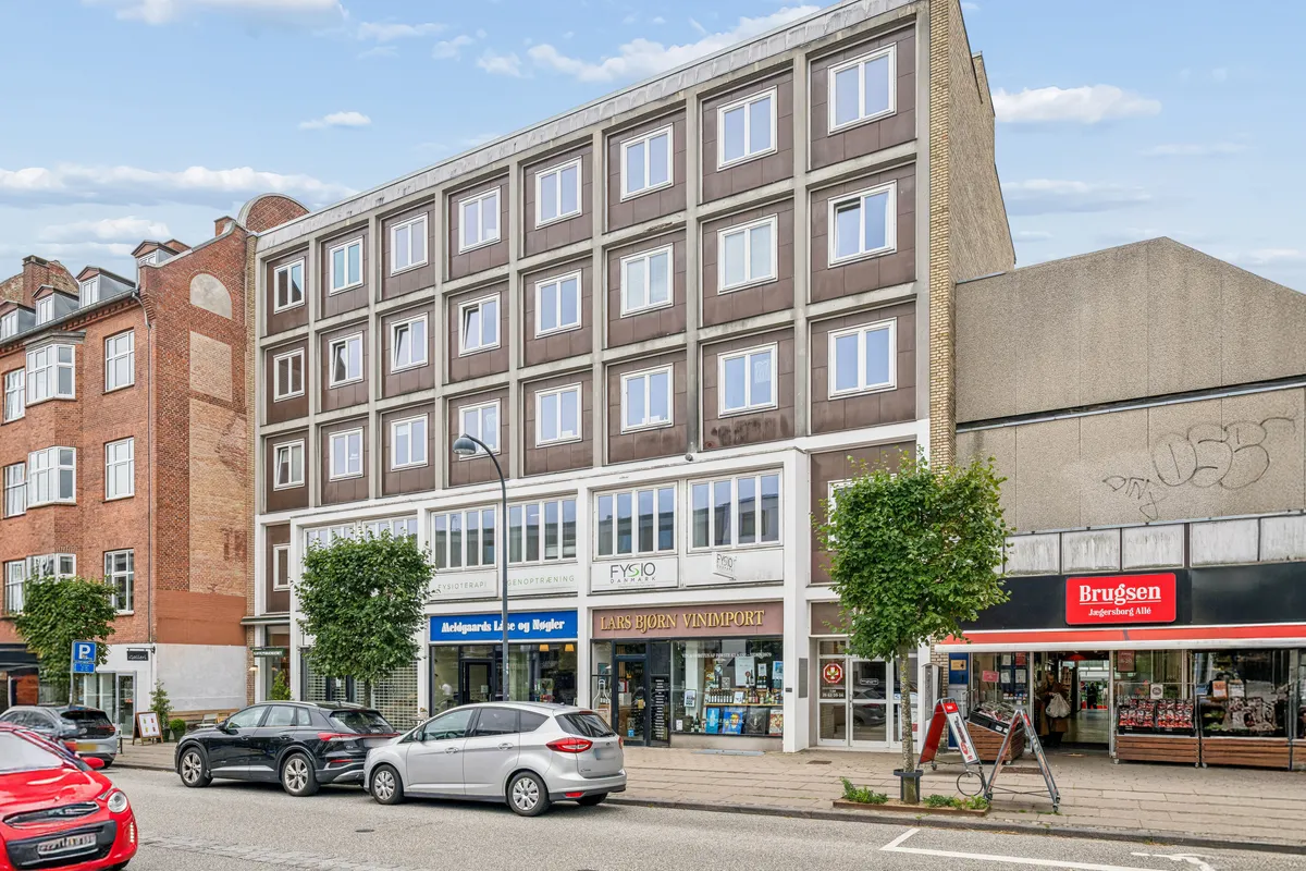 På Jægersborg Allé i Charlottenlund er der lokaler til leje på 1. sal, med butikker som Brugsen og Lars Bjørn Vinimport
