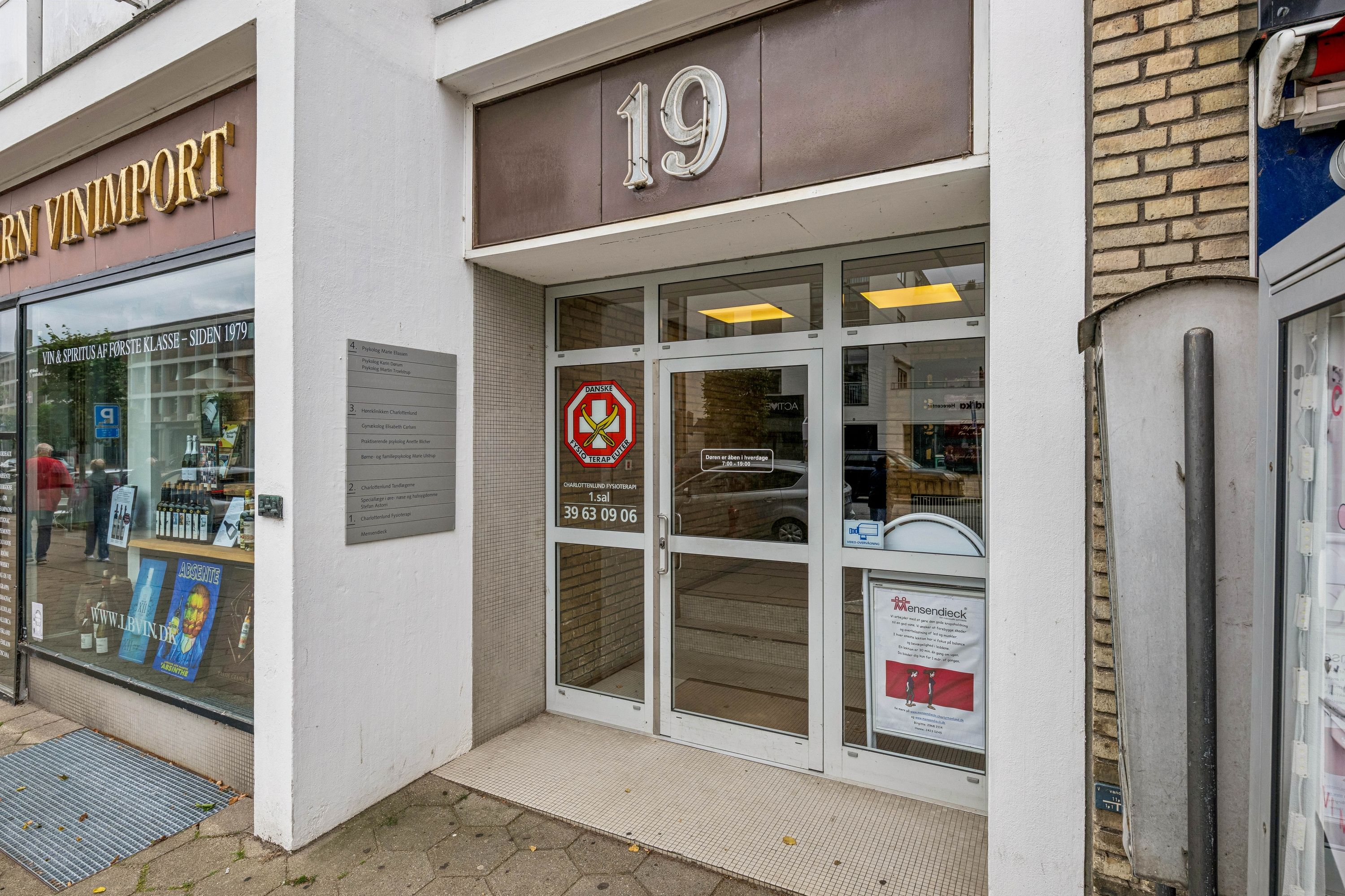 Lokaler til leje på Jægersborg Alle 19 i Charlottenlund, med skrift på døren og vinduer med glas og tekst om fysioterapiklinik