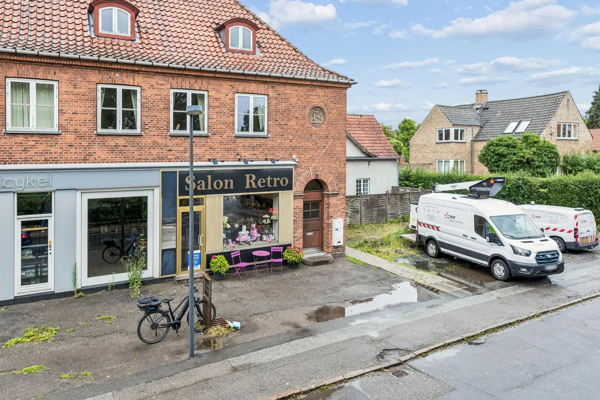 Butik med navnet Salon Retro, to servicevognlæsser og en cykelparkeret foran indgangen