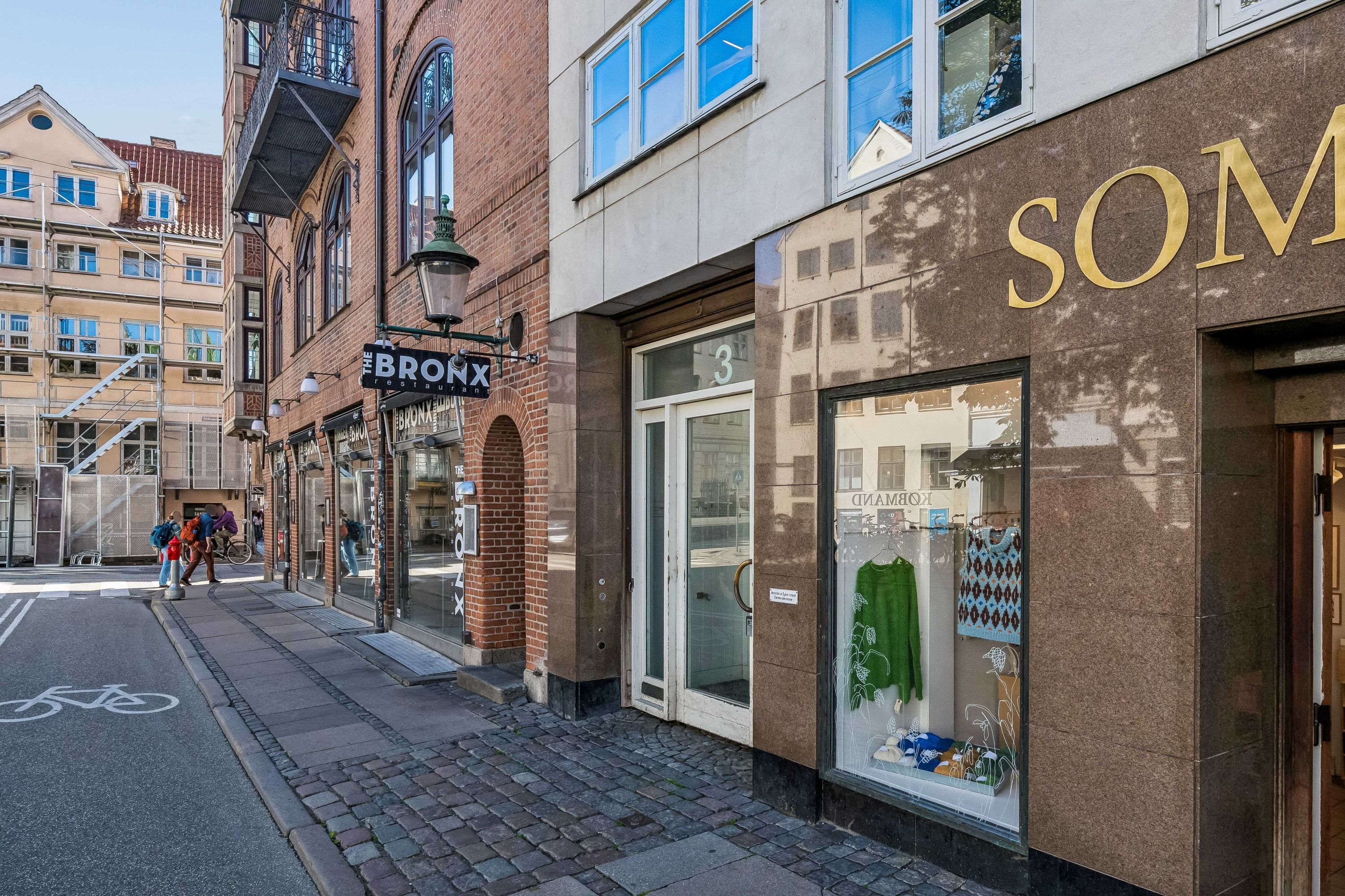 Lyst kontor og klinik til leje på Vandkunsten 3 i København K. Bygningen er beliggende i et støjfri område. Der er adgang til cykelsti og busstoppested på gaden.