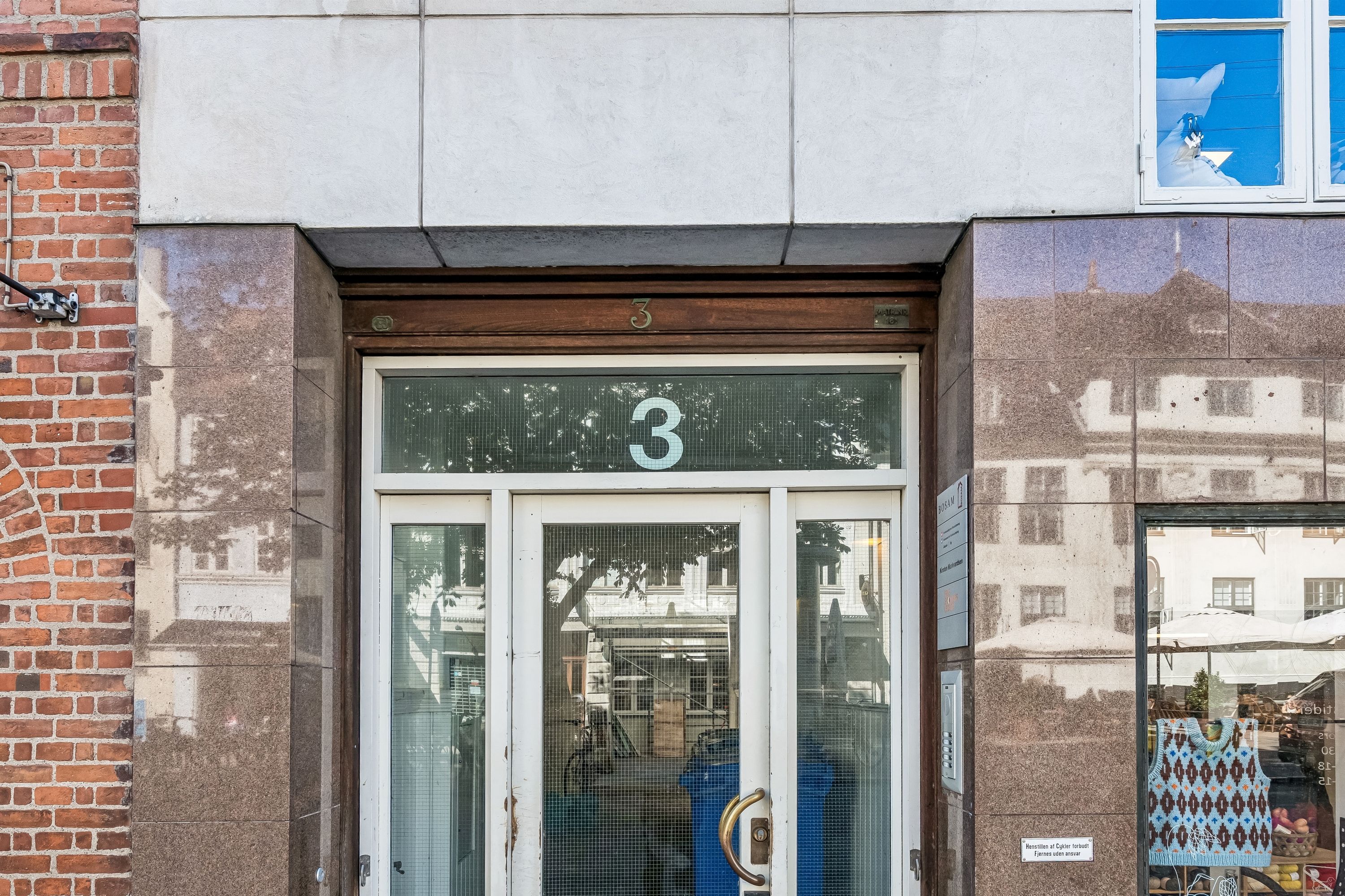Kontor/Klinik til leje på Vandkunsten 3 i København K. Lejligheden er på 3. sal med en hvid indgangsdør med to glasruder og bronzehåndtag