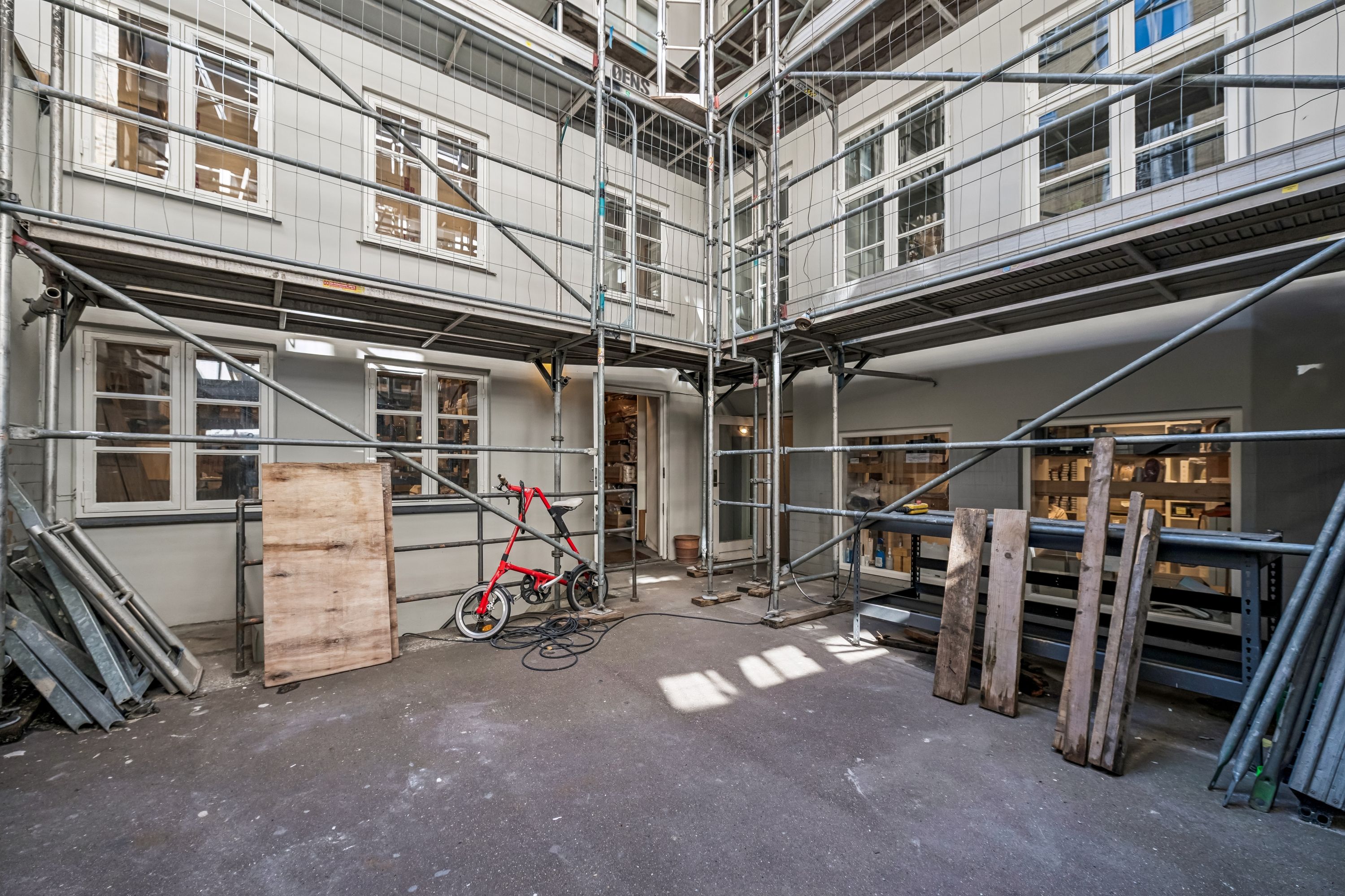 Lejlighed med rødt foldcykel, træbrikker, byggestelning og loftsrum med vindu, tæt på Vandkunsten i København K