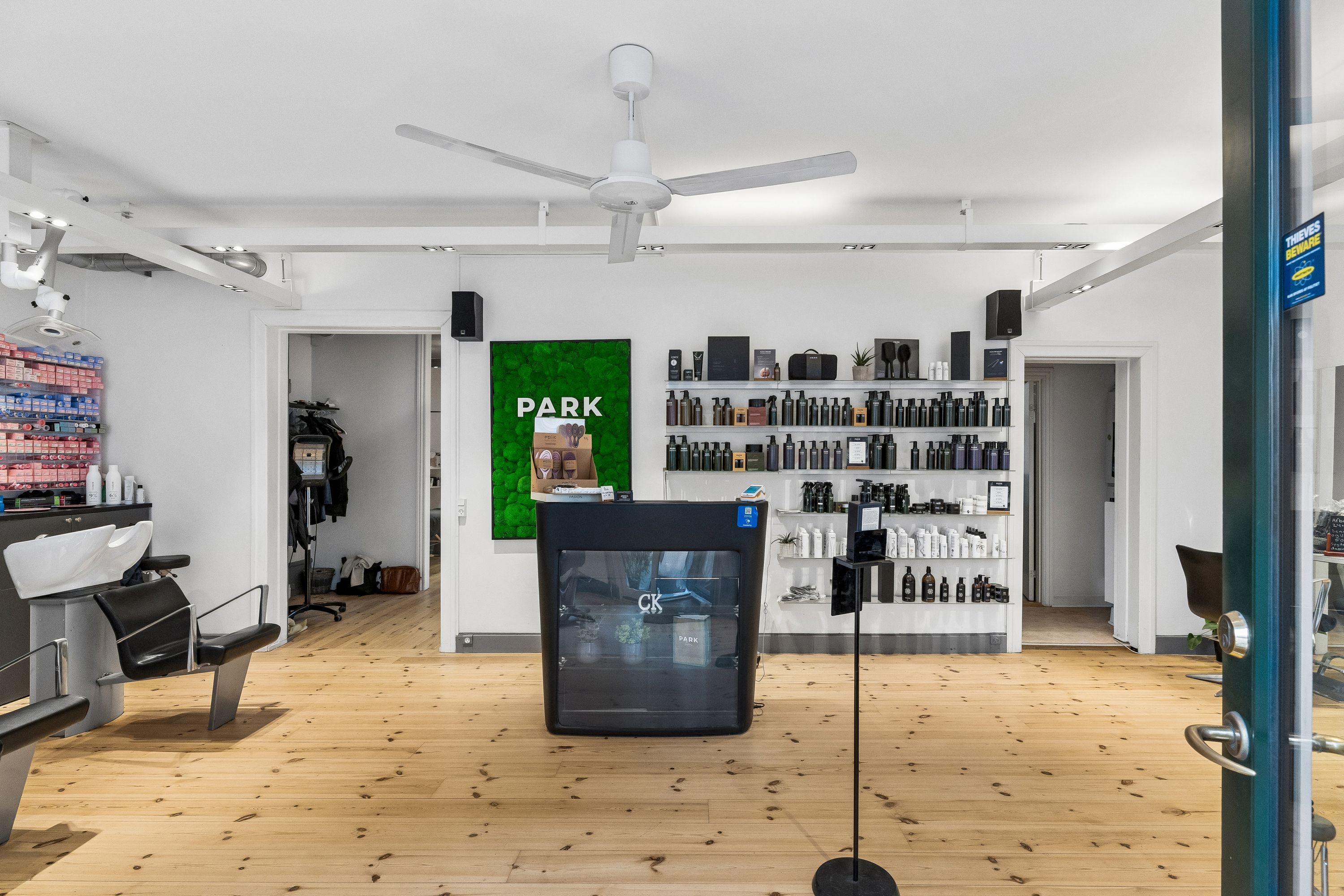 Erhvervslokal i København K med møbleret frisørsalon, moderne interiør og masser af opbevaringsmuligheder. Parkerede stole og moderne udstyr, der tilbyder mulighed for diverse salgsvirksomhed