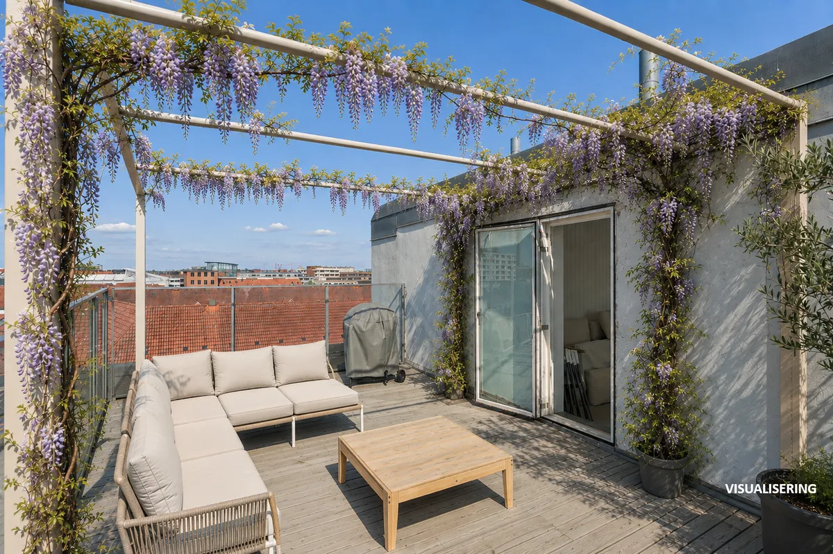 Et rummeligt og luksuriøst kontorlokal med terrasse, sofa, træbord og lynløse blomster, udsigt over byens røde tag og lyse himmel
