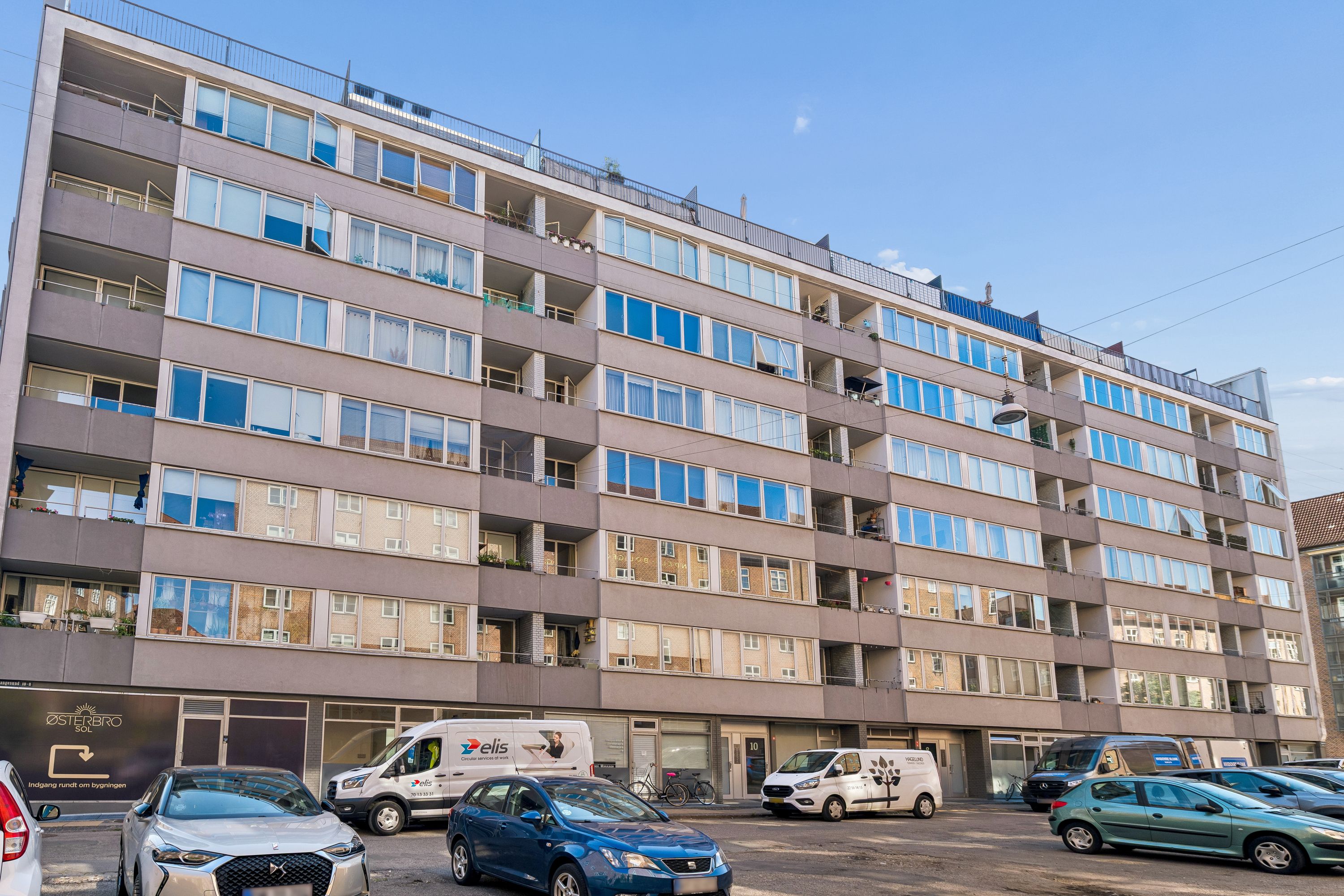Lyst kontorlejemål på Østerbrogade med udsigt til gaden og parkerede biler foran bygningen