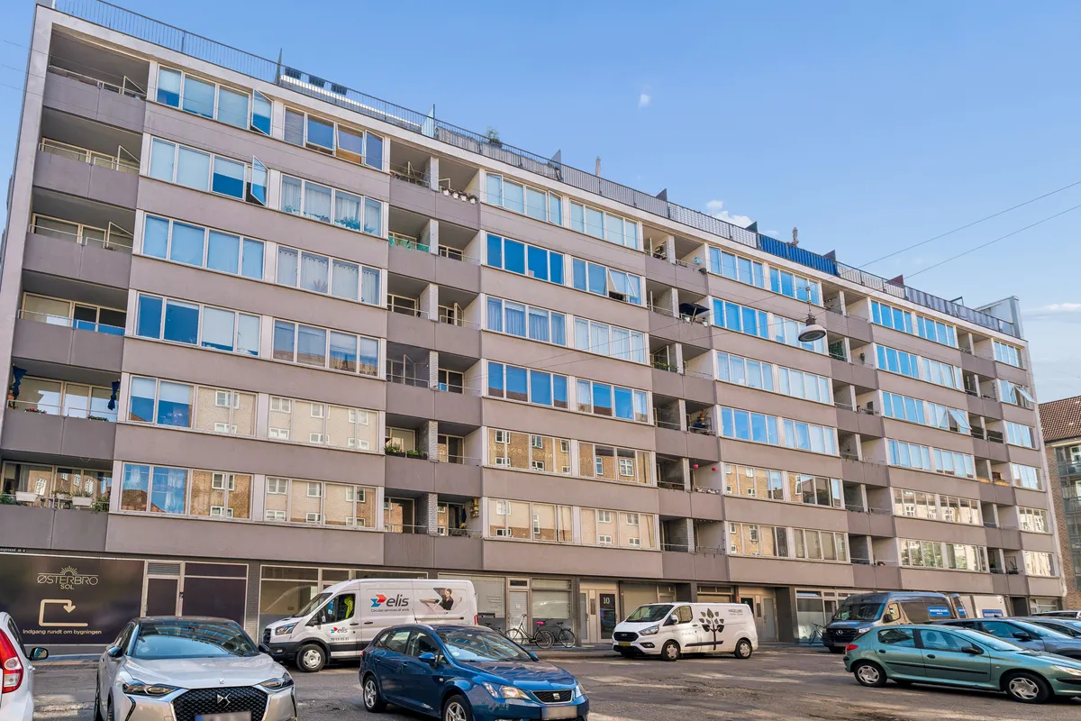 Lyst kontorlejemål på Østerbrogade med udsigt til gaden og parkerede biler foran bygningen