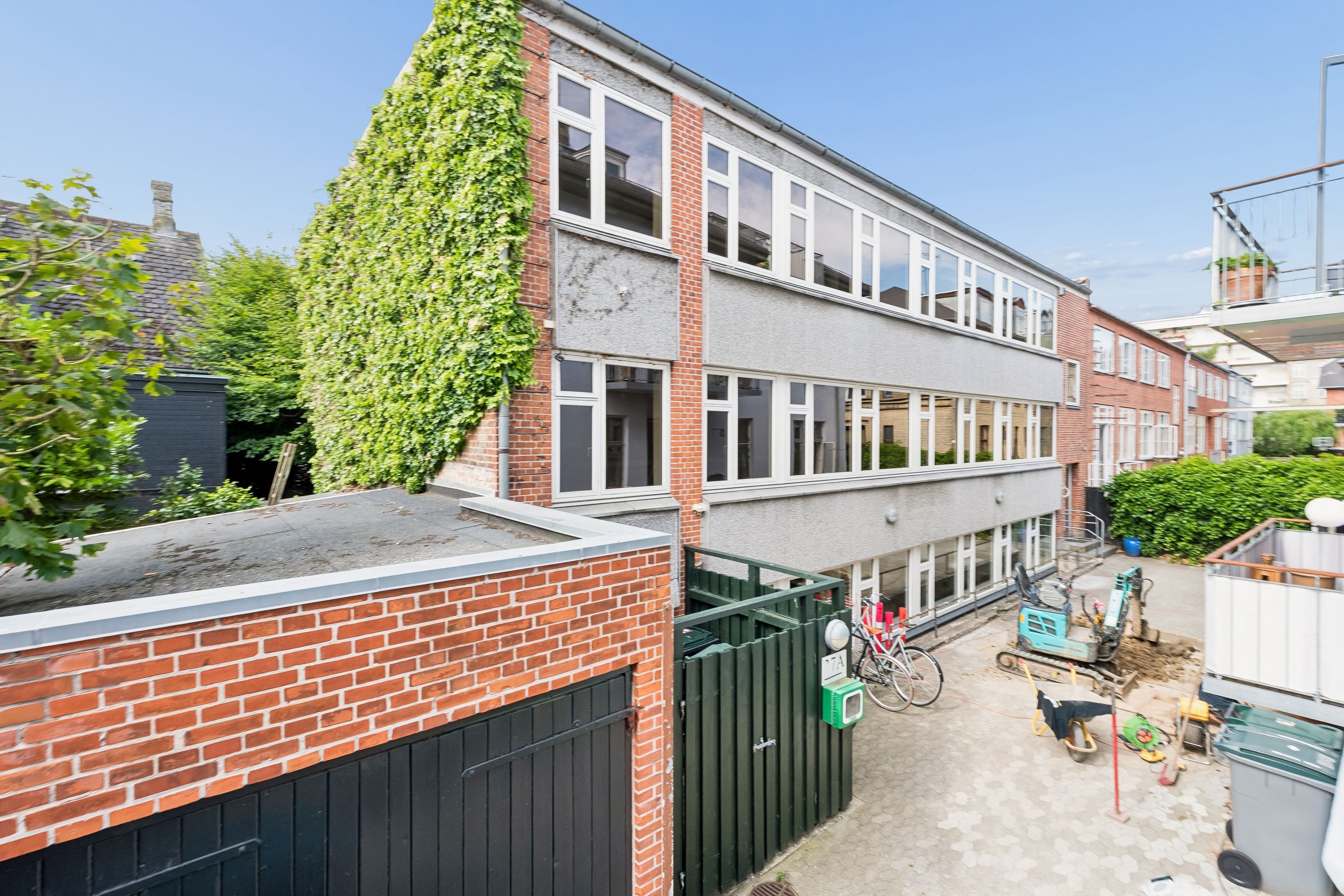Kontor til leje med terrasse, skur, gård og kørestativ for cykel, kontorlejlighed på Dronning Olgas Vej i Frederiksberg