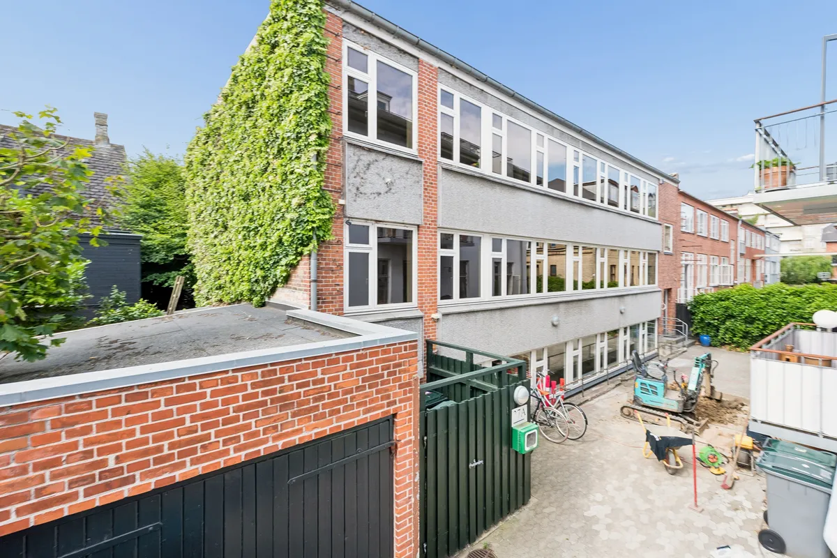 Kontor til leje med terrasse, skur, gård og kørestativ for cykel, kontorlejlighed på Dronning Olgas Vej i Frederiksberg