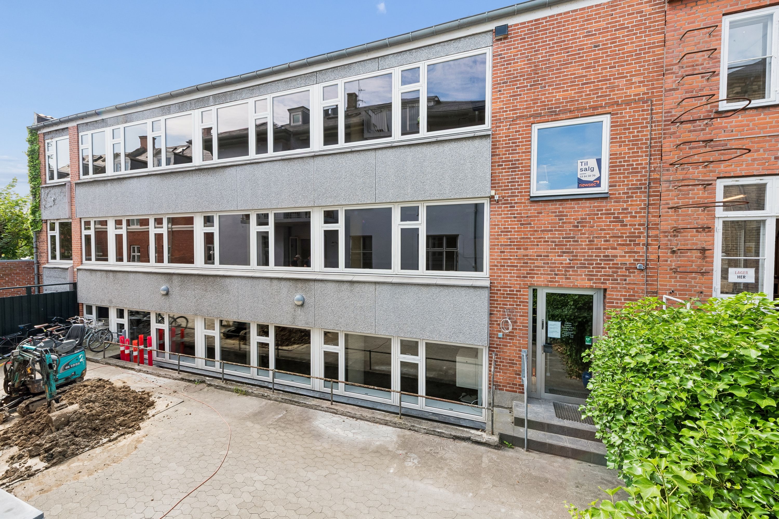 Kontor til leje på Dronning Olgas Vej, 2000 Frederiksberg. Lejlighed med moderne design og store vinduer, der giver masser af dagslys. Bygningen har nye faciliteter og er indflytningsklar