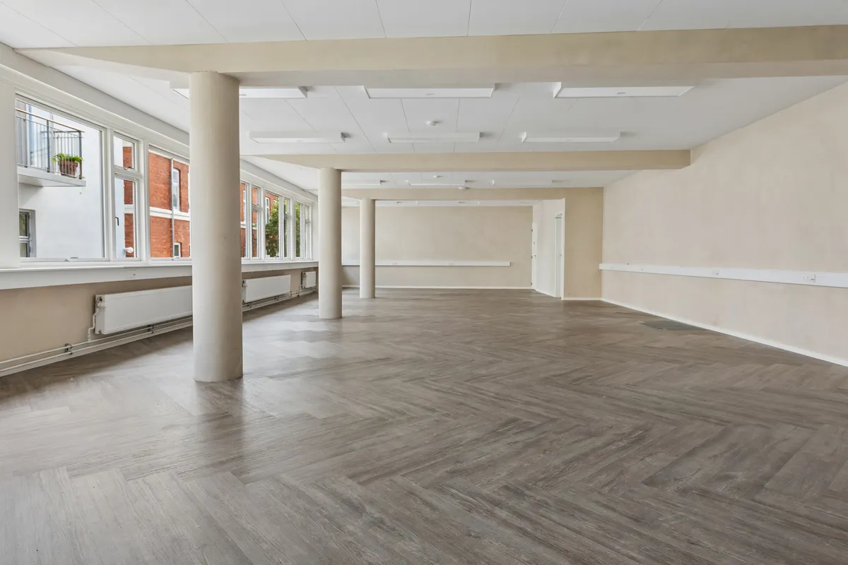 Kontor til leje på Dronning Olgas Vej med lys, lysegule vægge og moderne hvide lofter. Røgfrie, lyse vinduer med store udsigtsvinkler og luksuriøs trægulv.