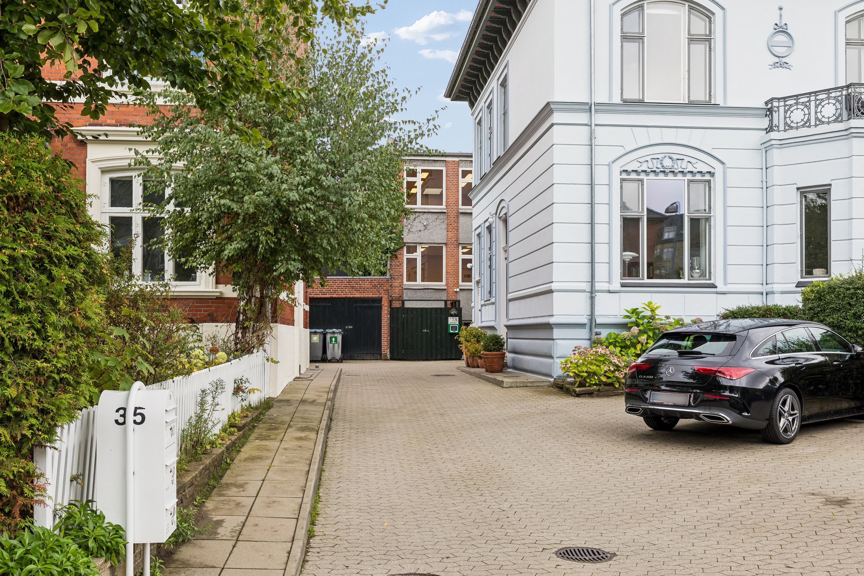 Kontor på Dronning Olgas Vej 37A i Frederiksberg med moderne interiør og flot udsigt til grønne haver og smukke bygninger. Kontoret har parkeringsplads og indgang via en smal vej.