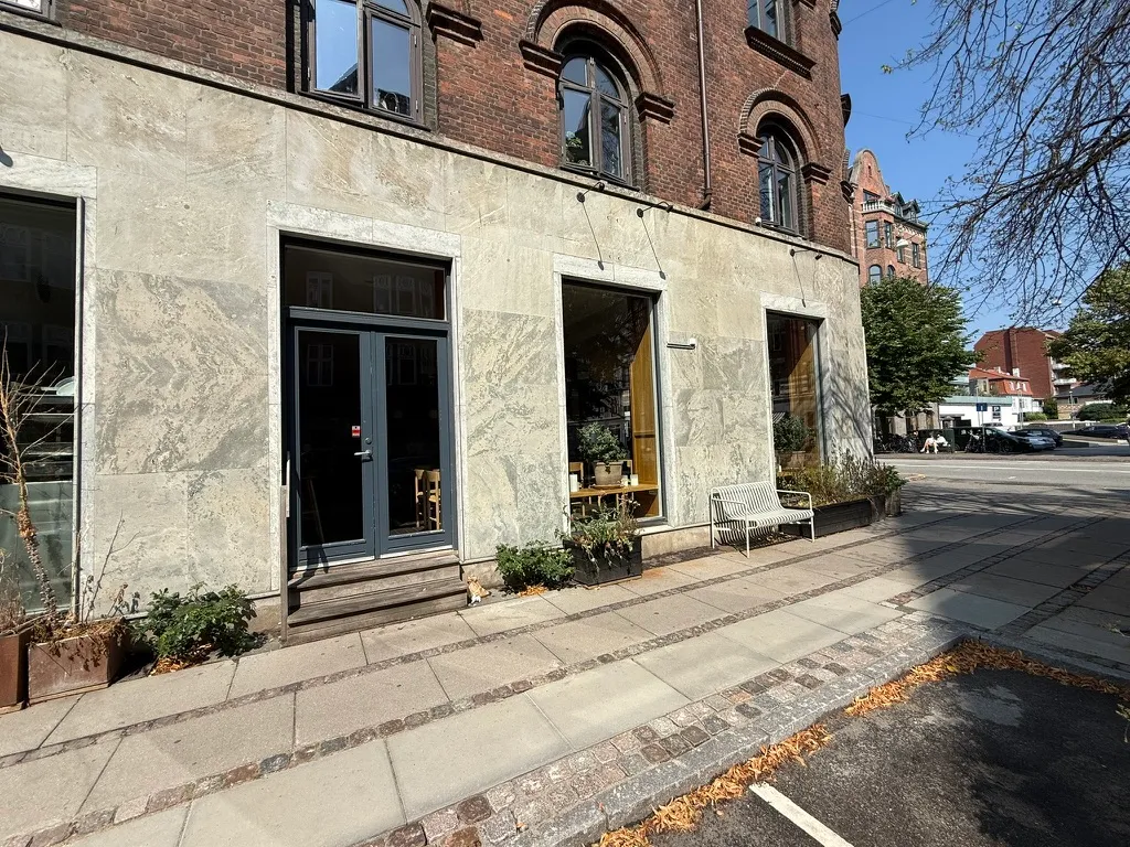 Take-away, bageri og deli med grønne planter og træbenke uden for bageriet på Gammel Kongevej 107, st. tv, 1850 Frederiksberg C