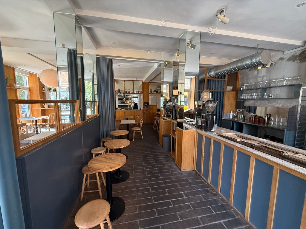 Take-away, bageri og delikatesse butik på Gammel Kongevej 107, st. tv, 1850 Frederiksberg C. Interiør med træstole og borde