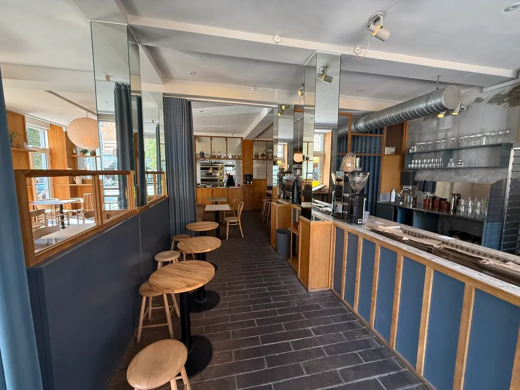 Take-away, bageri og delikatesse butik på Gammel Kongevej 107, st. tv, 1850 Frederiksberg C. Interiør med træstole og borde