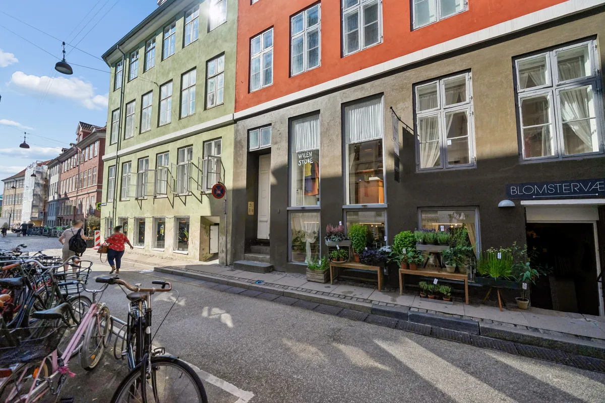 Kontor til leje i København K med blomster på fortovet og to cykler parkeret foran.