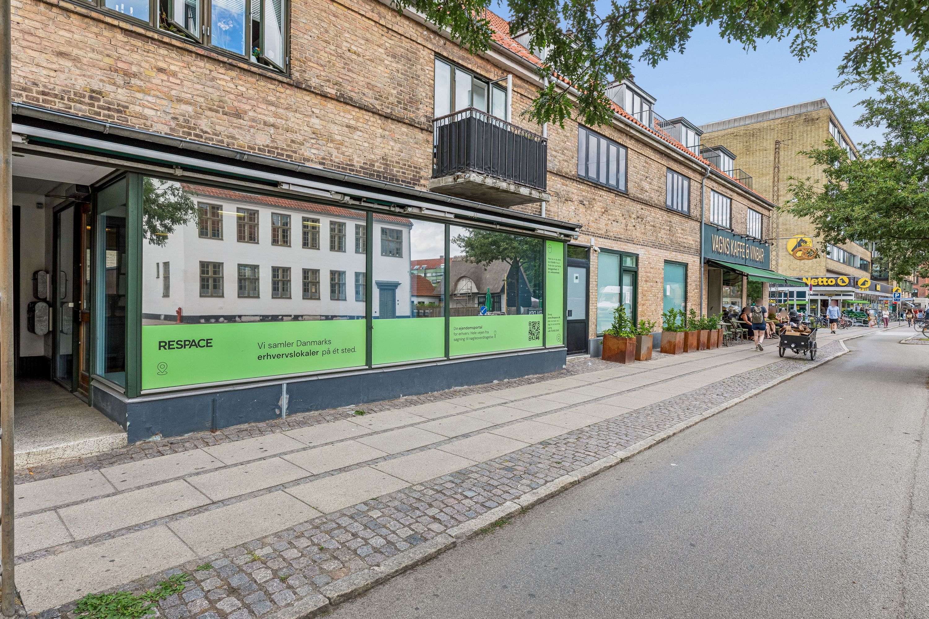 Butik til leje med teksten ResPace på facaden og grønne ruder i Frederiksberg