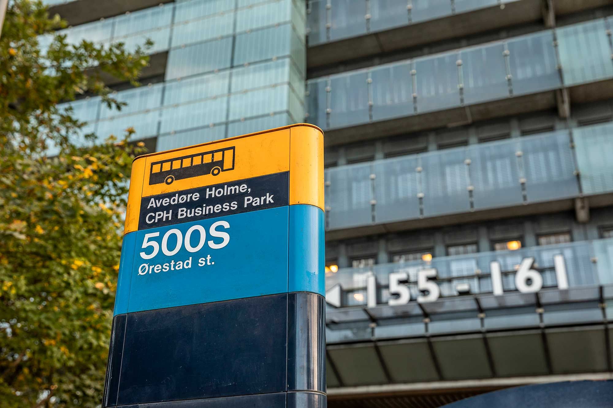 Byggeskilt for Avedore Holme, CPH Business Park med busskiltet og nummeret 500S på Ørestad st