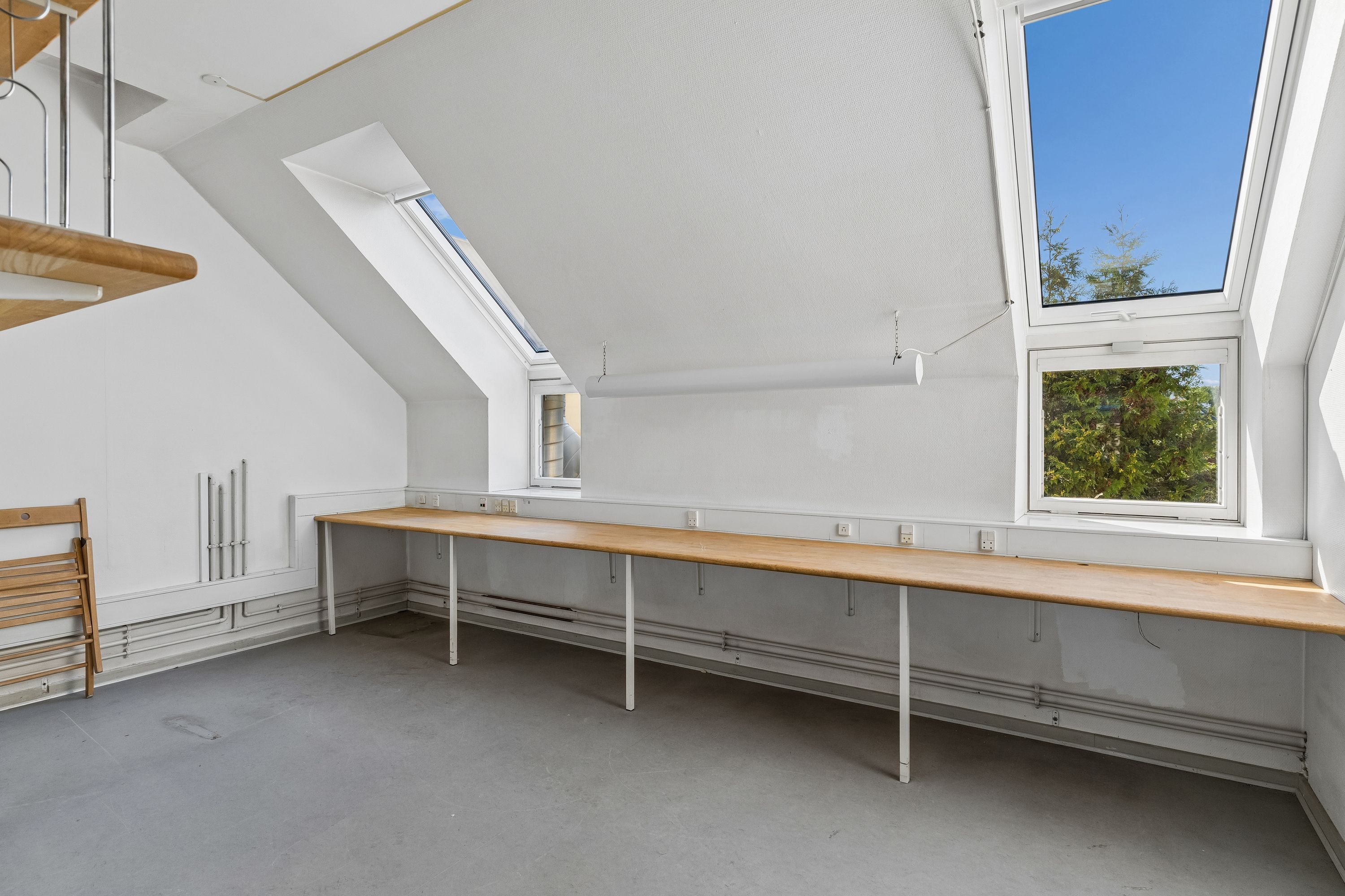 Lyst og veldisponeret kontor med loft, store vinduer og massivt skrivebord til leje i Ballerup. Her er mulighed for at få en flot og moderne arbejdsplads