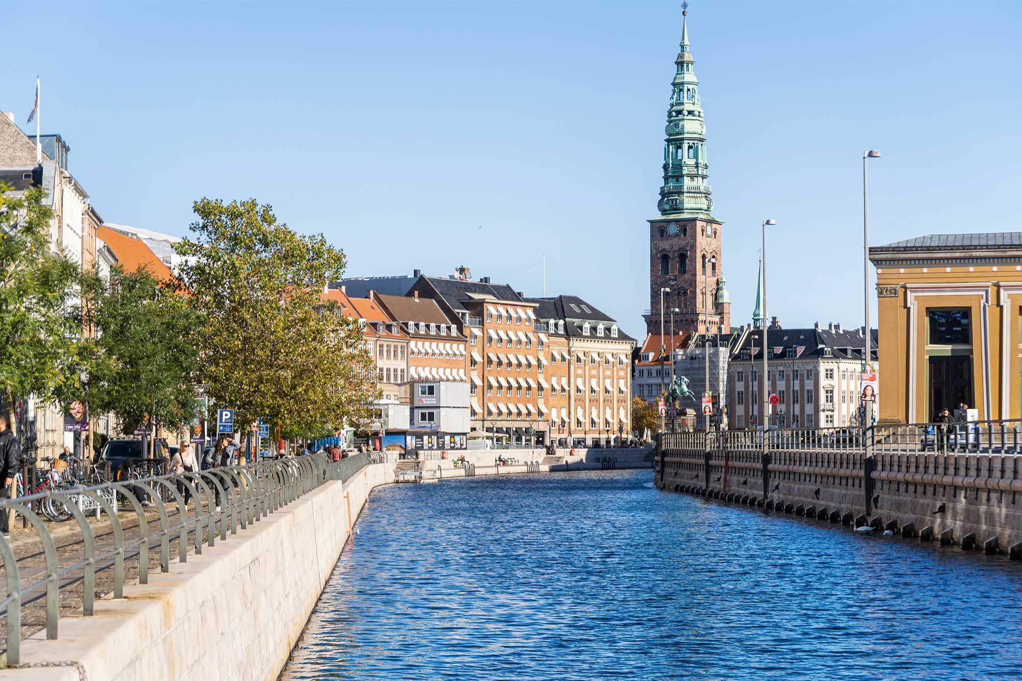 Kontorlejemål med udsigt over Nytorv, Gammel Torv og Københavns Byret. Bygningen med tårn er en del af det historiske landskab. Byens gågader og træer giver et livligt udseende