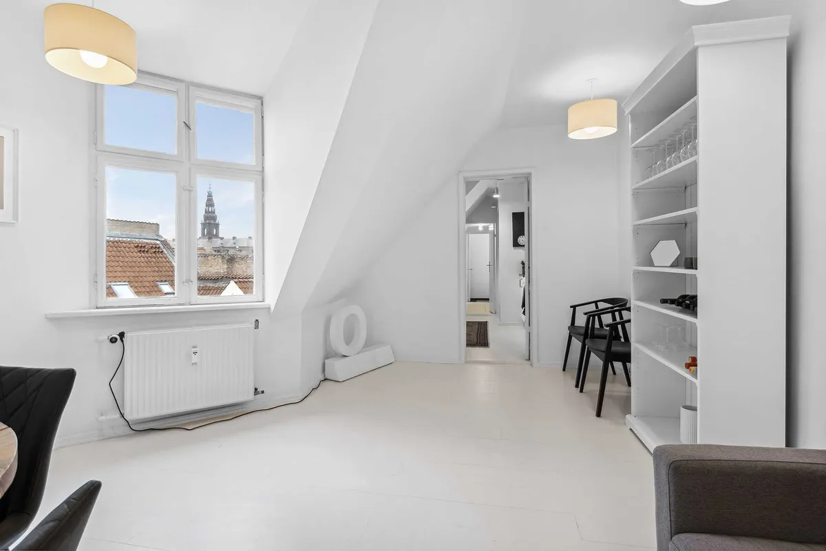 Lys og rummeligt kontorlejemål med flot udsigt over Nytorv, Gammel Torv og Københavns Byret. Indeholder moderne møbler og hvidt loft og vægge.